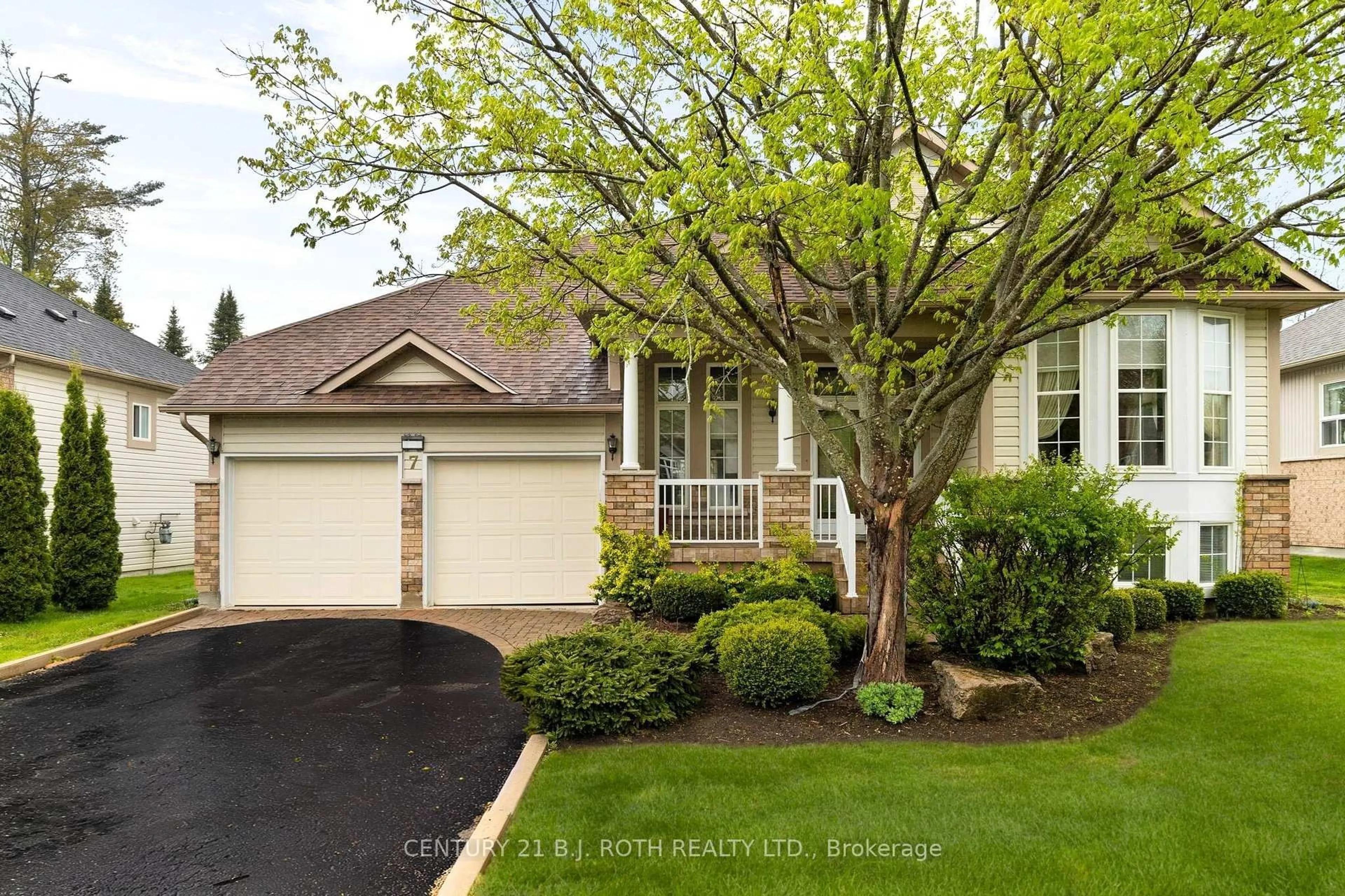 Home with vinyl exterior material, street for 7 TRAILWOOD Pl, Wasaga Beach Ontario L9Z 1M6