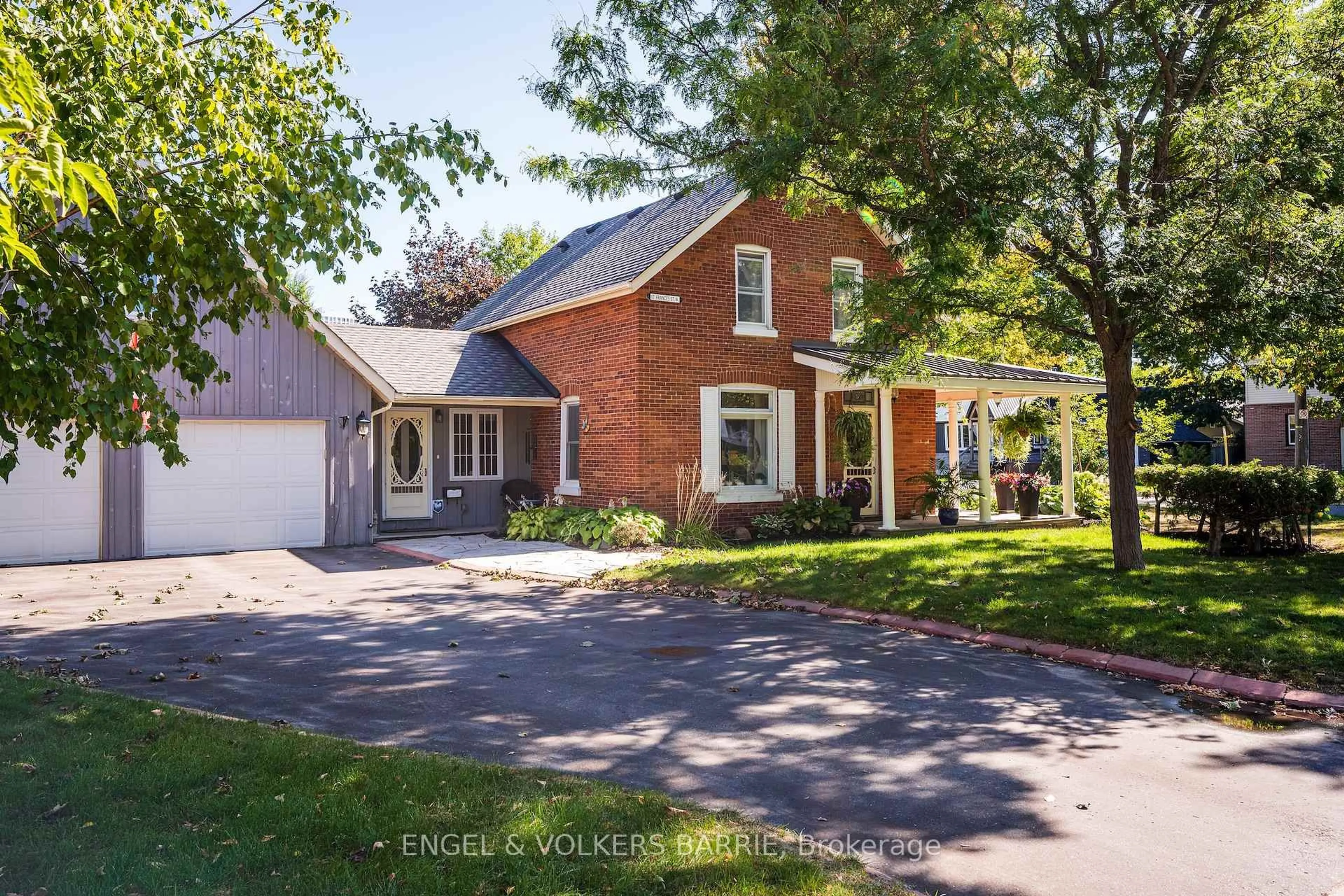 Home with brick exterior material, street for 17 Frances St, Barrie Ontario L4N 1Z3