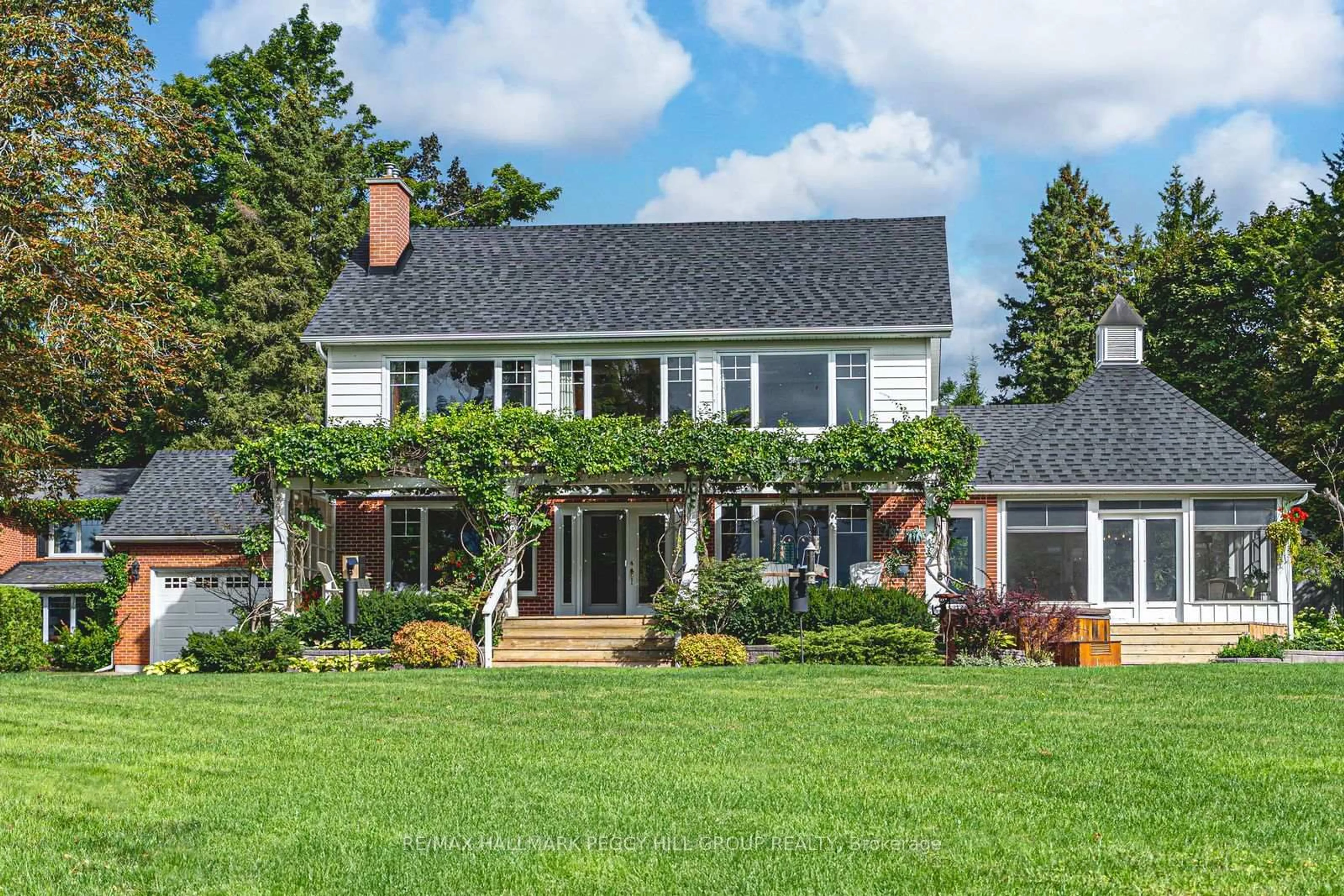 Home with vinyl exterior material, unknown for 150 Collingwood St, Barrie Ontario L4M 5M3