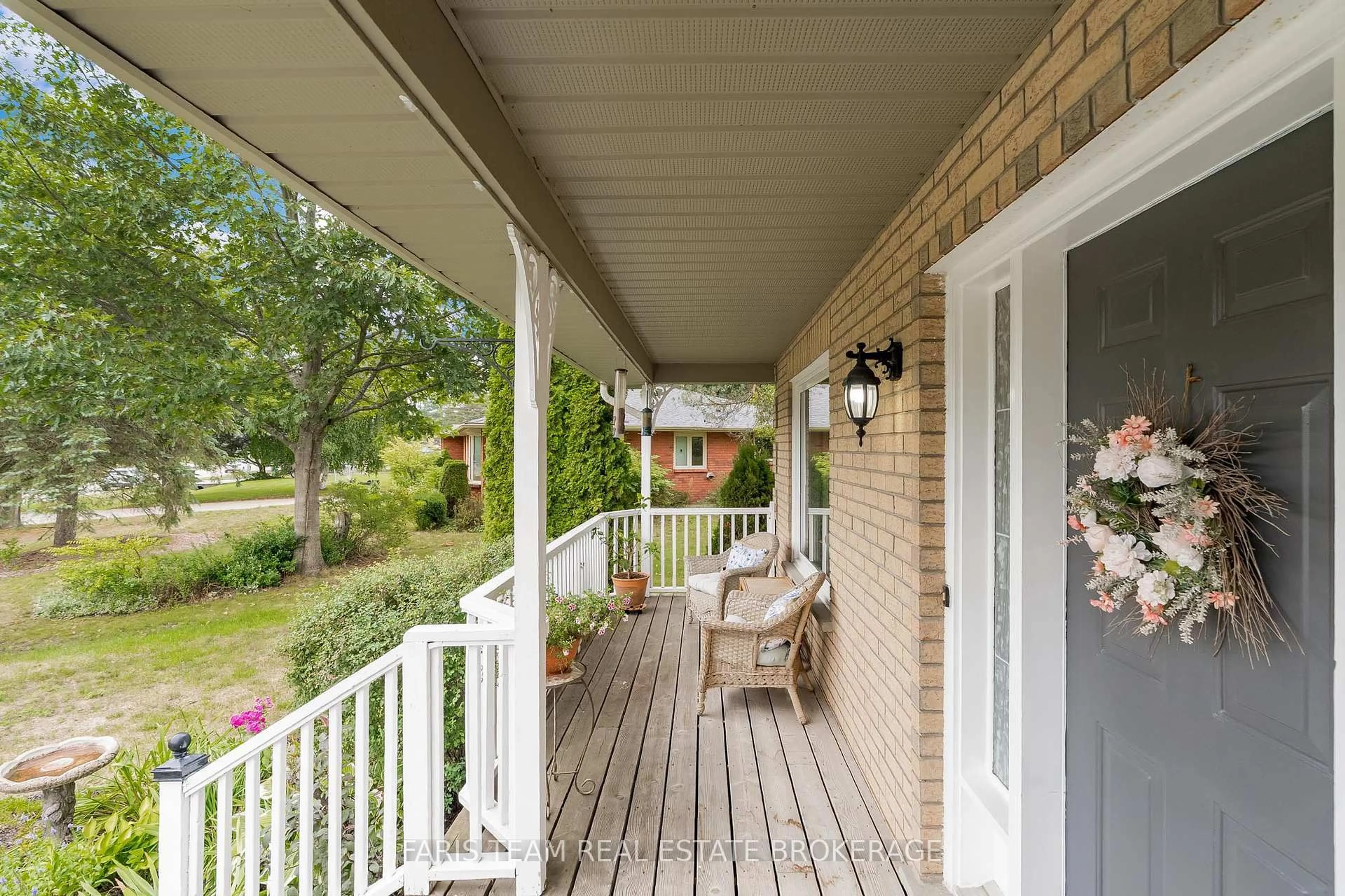 Patio, street for 33 Willow Landing Rd, Springwater Ontario L9X 0R2