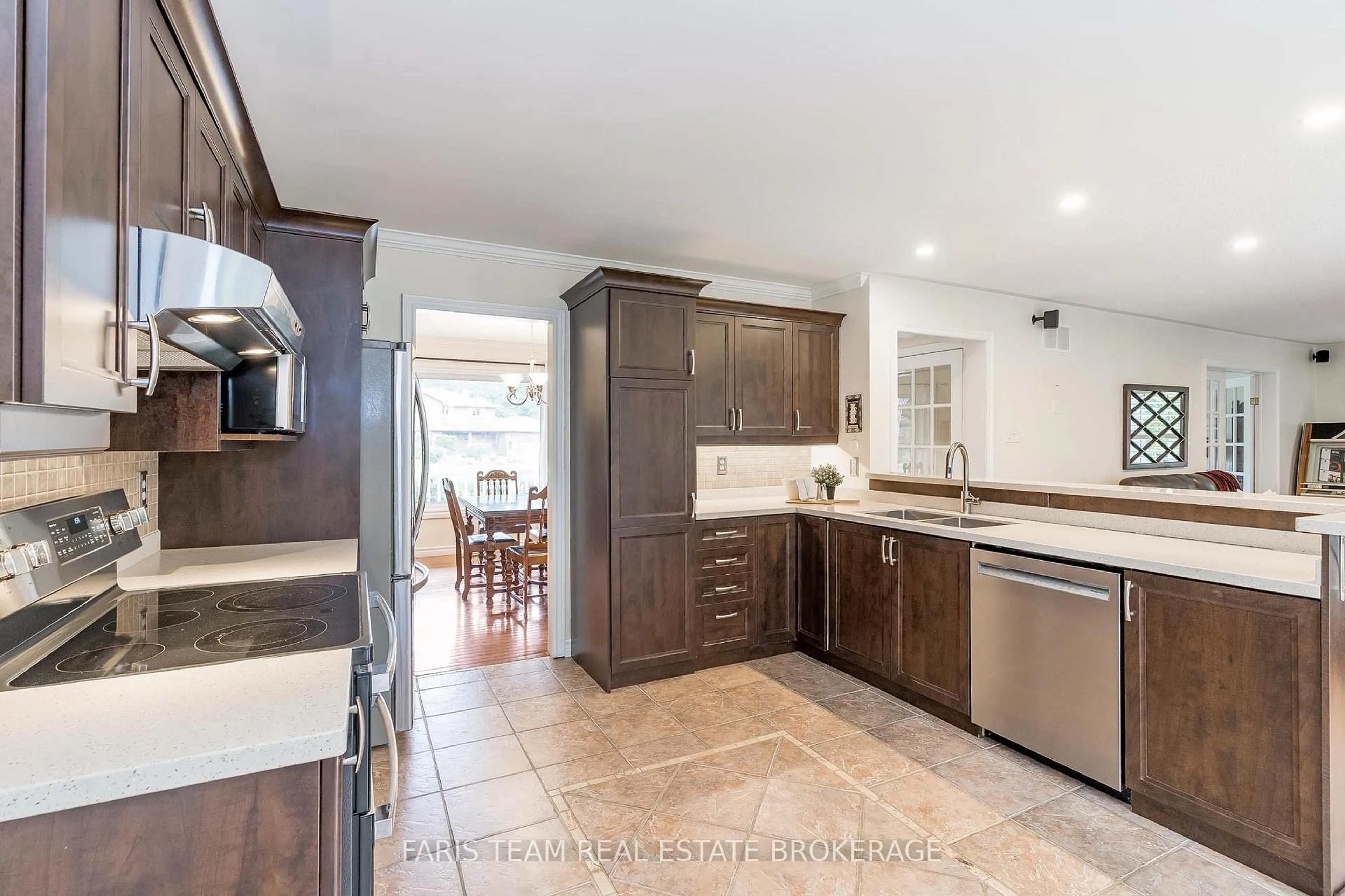 Open concept kitchen, ceramic/tile floor for 33 Willow Landing Rd, Springwater Ontario L9X 0R2