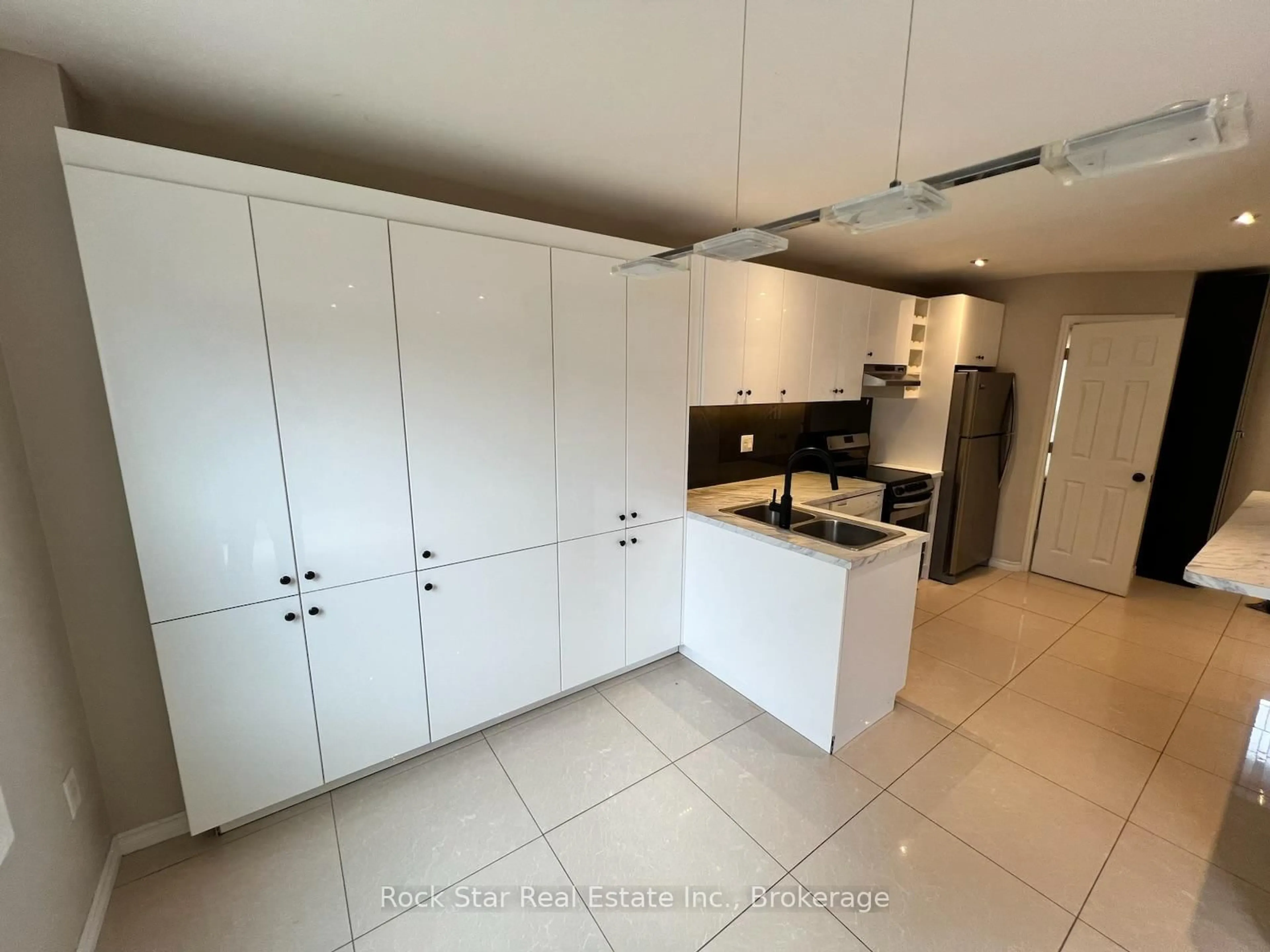 Unknown for 27 Delaney Cres, Barrie Ontario L4N 7C3
