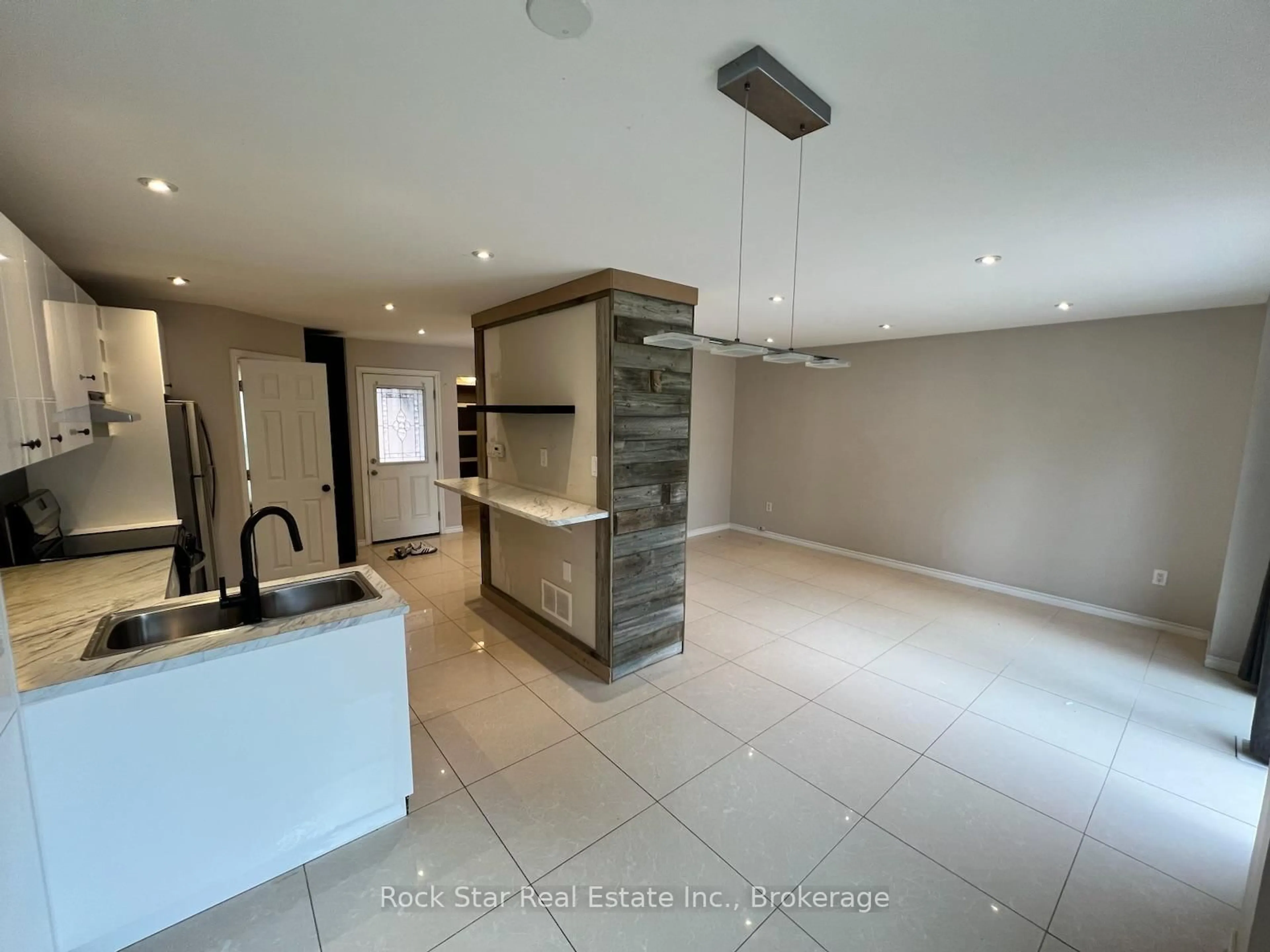 Open concept kitchen, ceramic/tile floor for 27 Delaney Cres, Barrie Ontario L4N 7C3