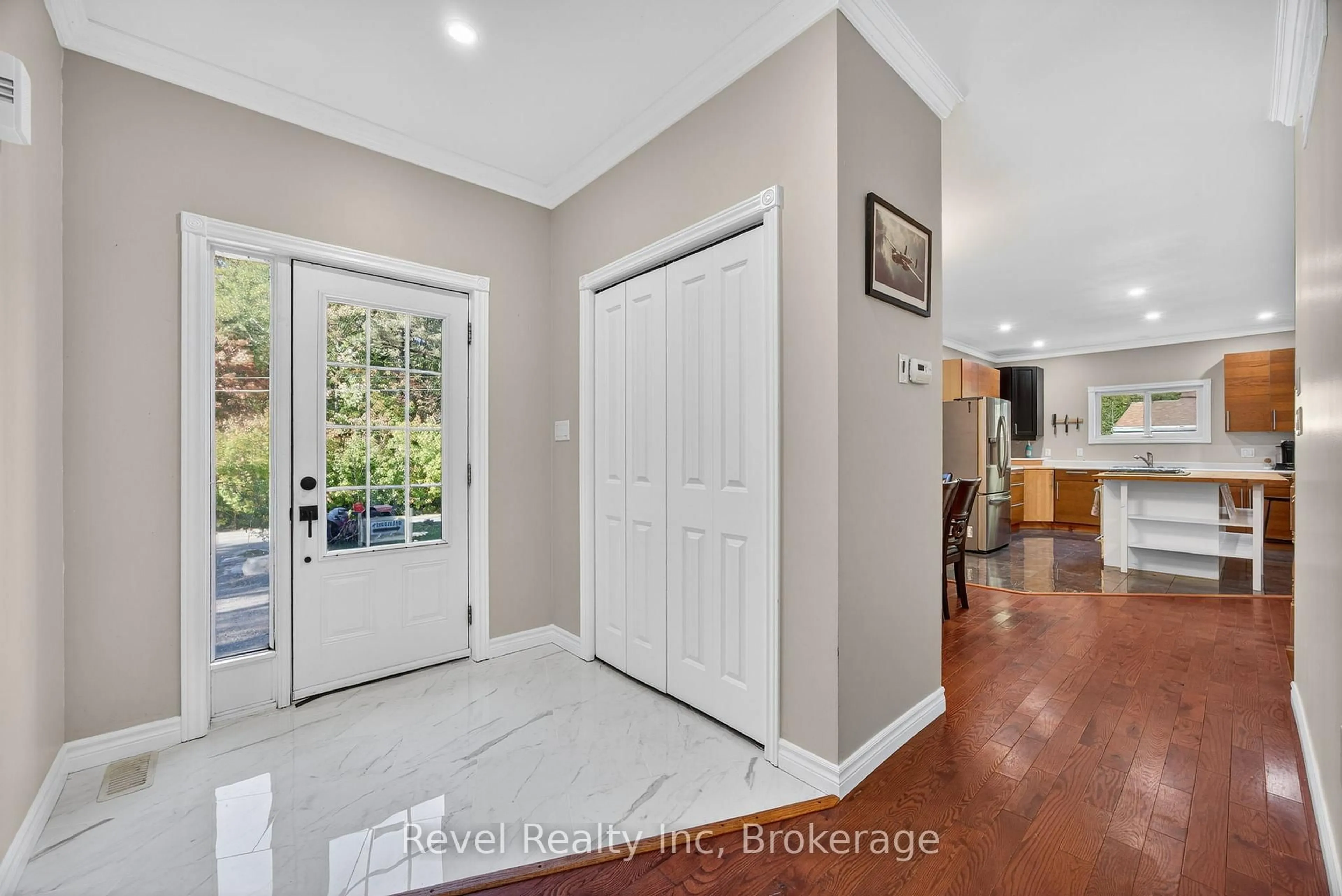 Indoor entryway for 683 Lafontaine Rd, Tiny Ontario L9M 0L6