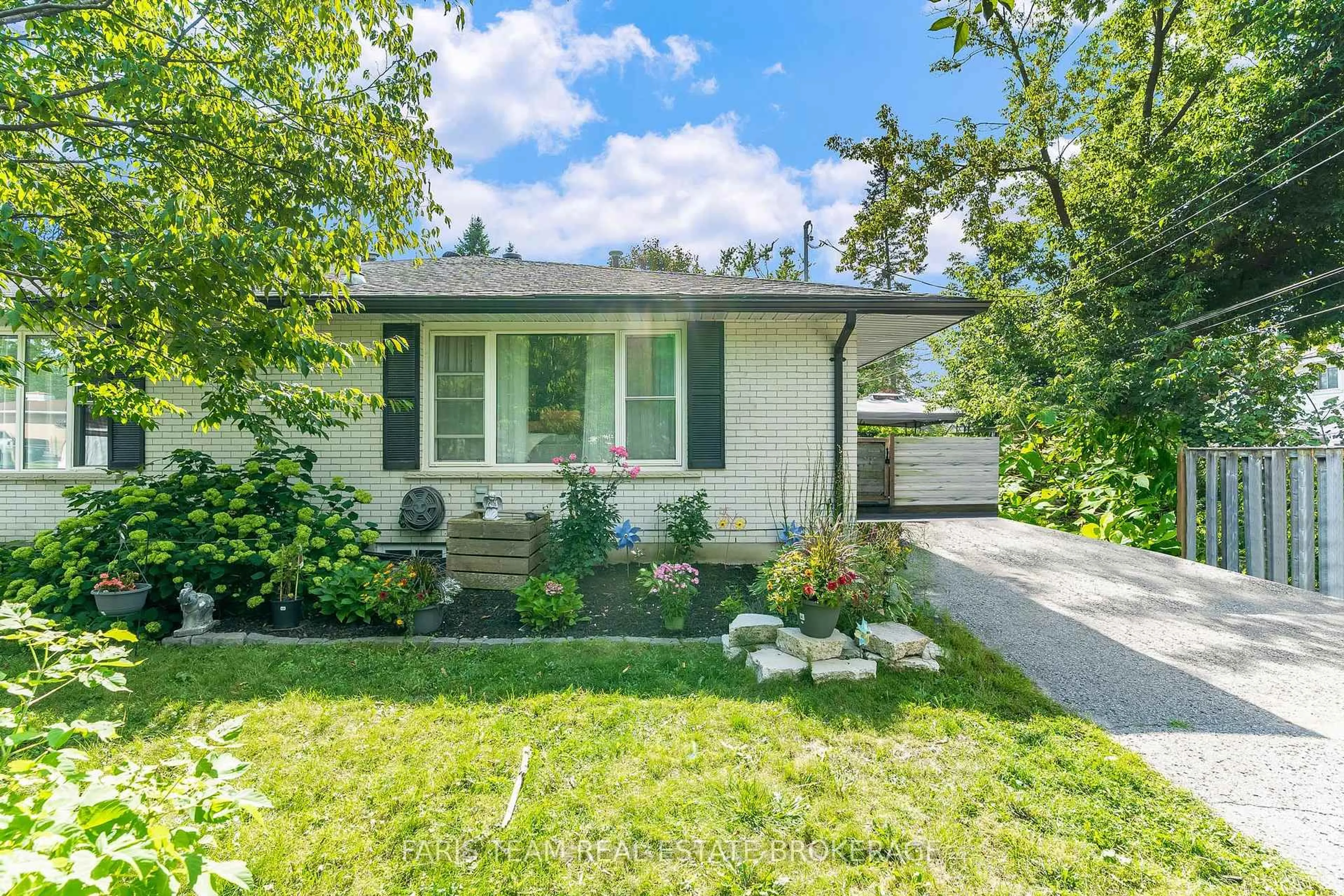 Home with vinyl exterior material, street for 4B Oak St, Barrie Ontario L4M 3T8