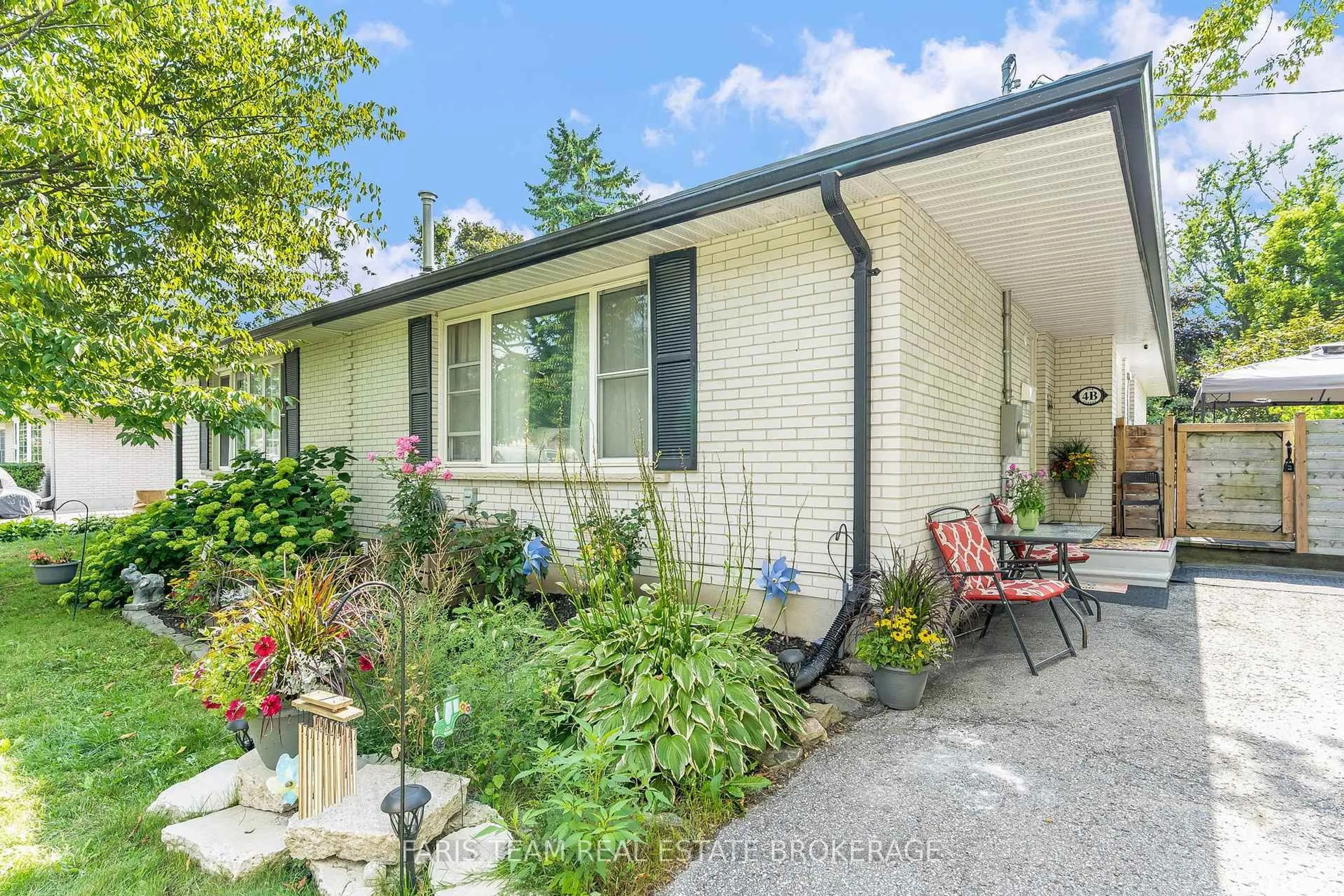 Home with brick exterior material, street for 4B Oak St, Barrie Ontario L4M 3T8