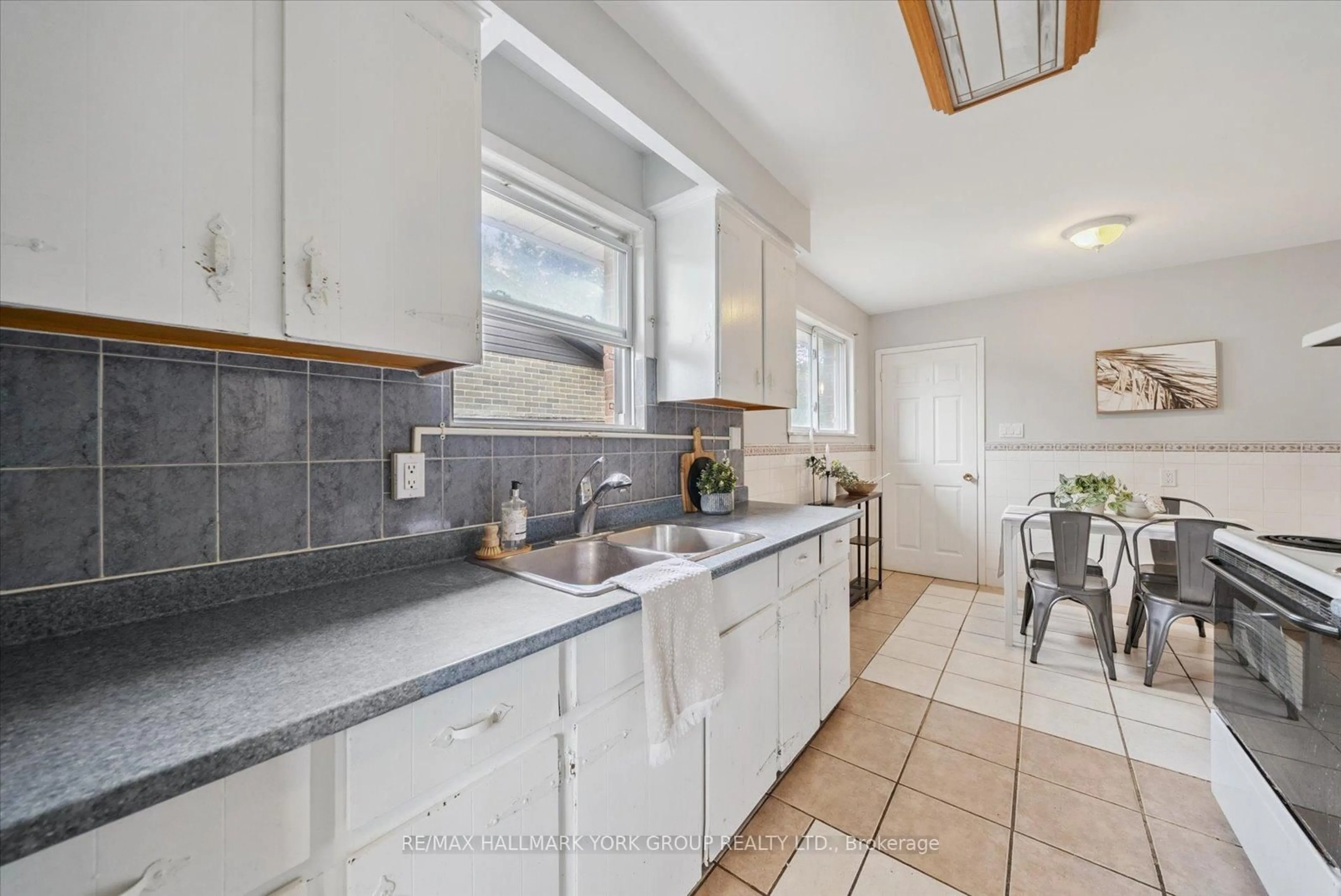 Standard kitchen, ceramic/tile floor for 6 Glenecho Dr, Barrie Ontario L4M 4J3