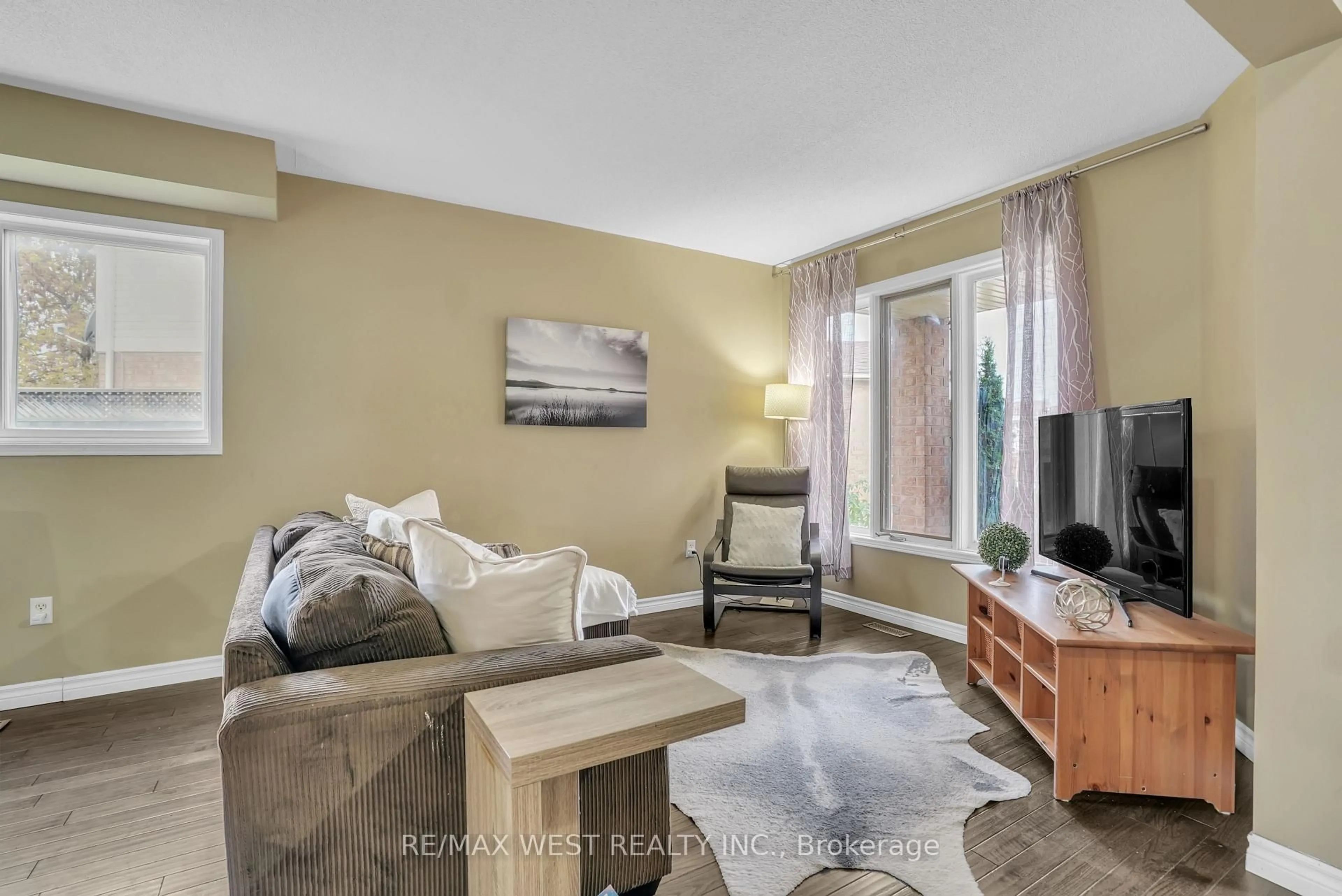 Living room with furniture, unknown for 130 Pickett Cres, Barrie Ontario L4N 8B9