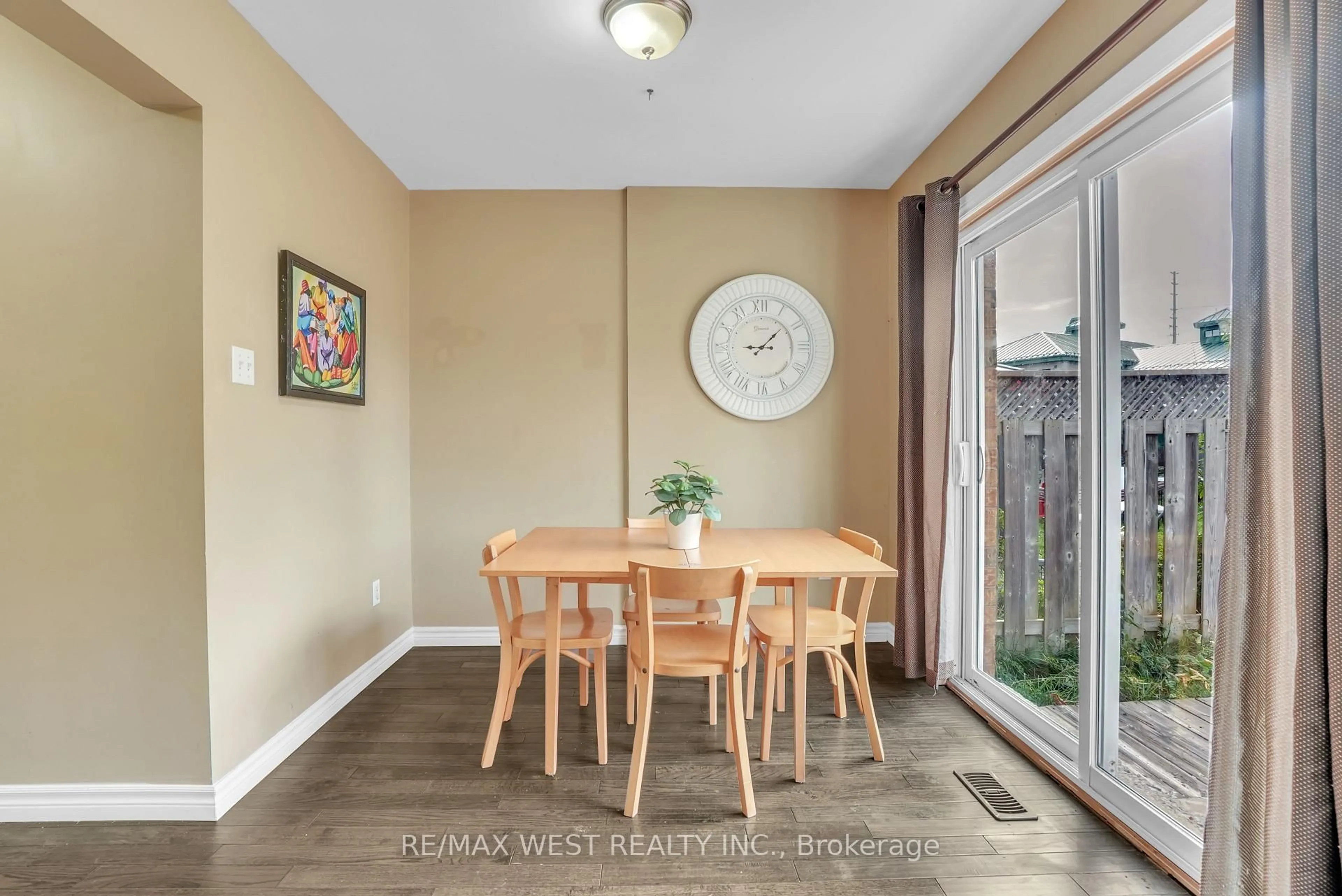 Dining room, wood/laminate floor for 130 Pickett Cres, Barrie Ontario L4N 8B9
