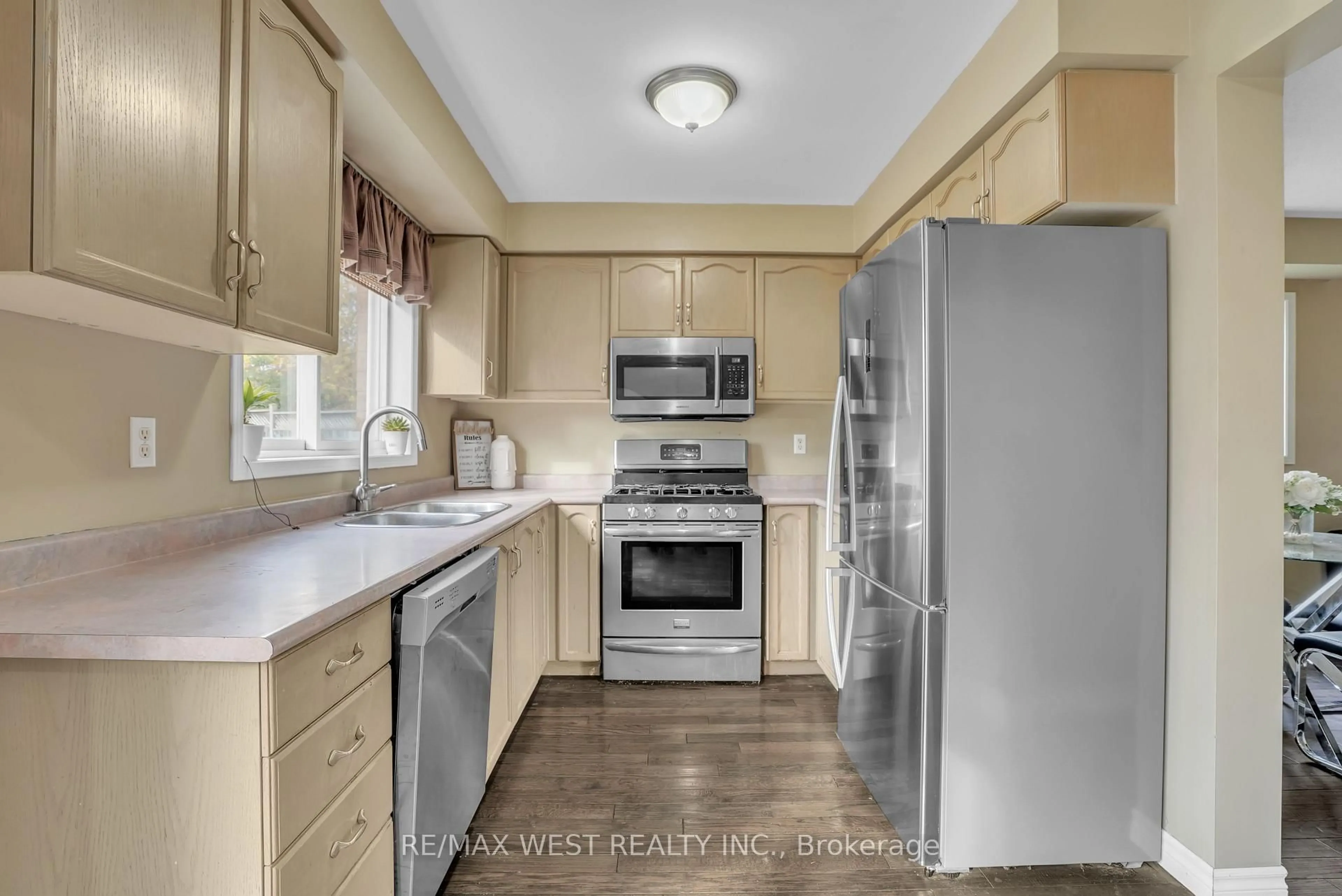 Standard kitchen, unknown for 130 Pickett Cres, Barrie Ontario L4N 8B9