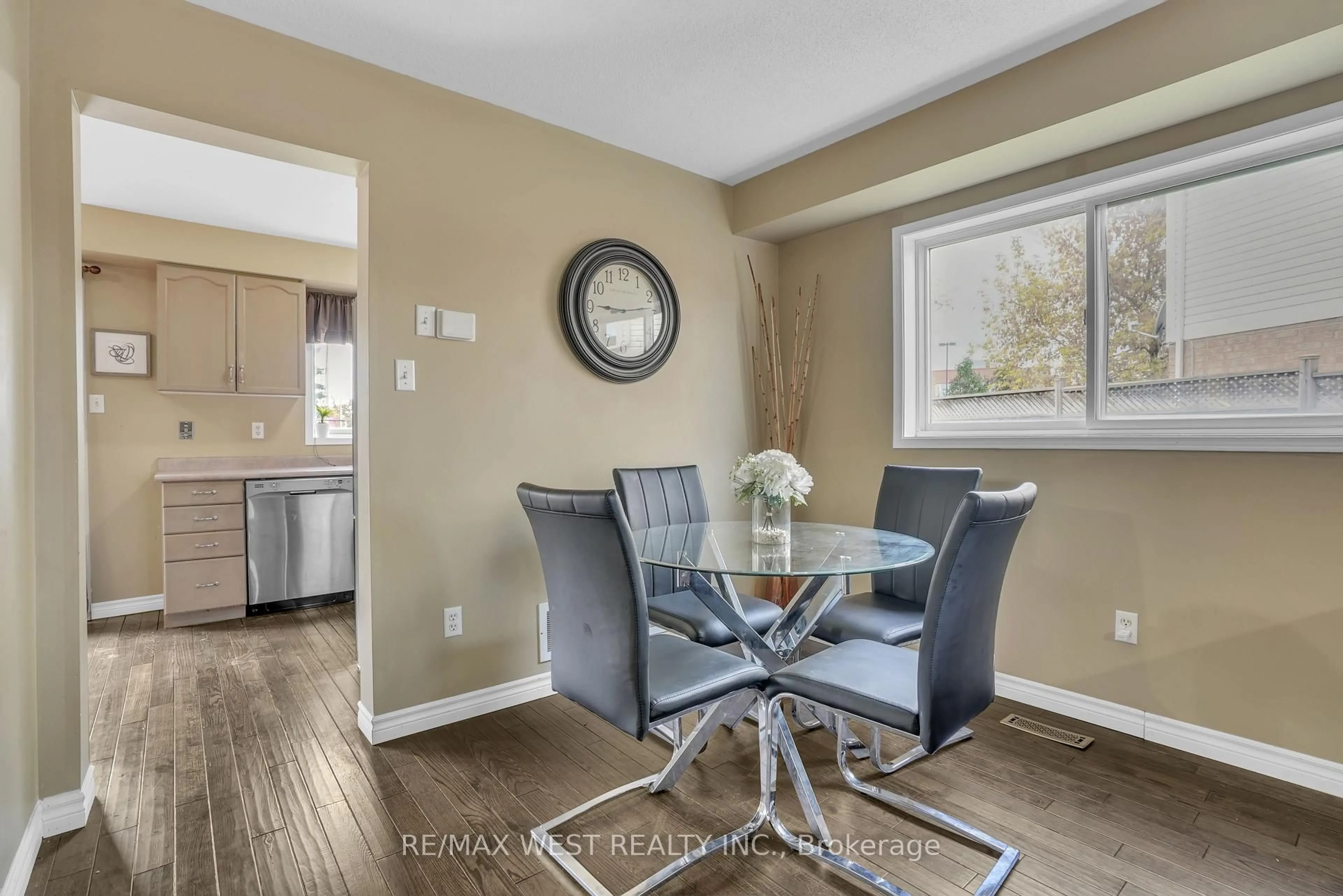 Dining room, wood/laminate floor for 130 Pickett Cres, Barrie Ontario L4N 8B9