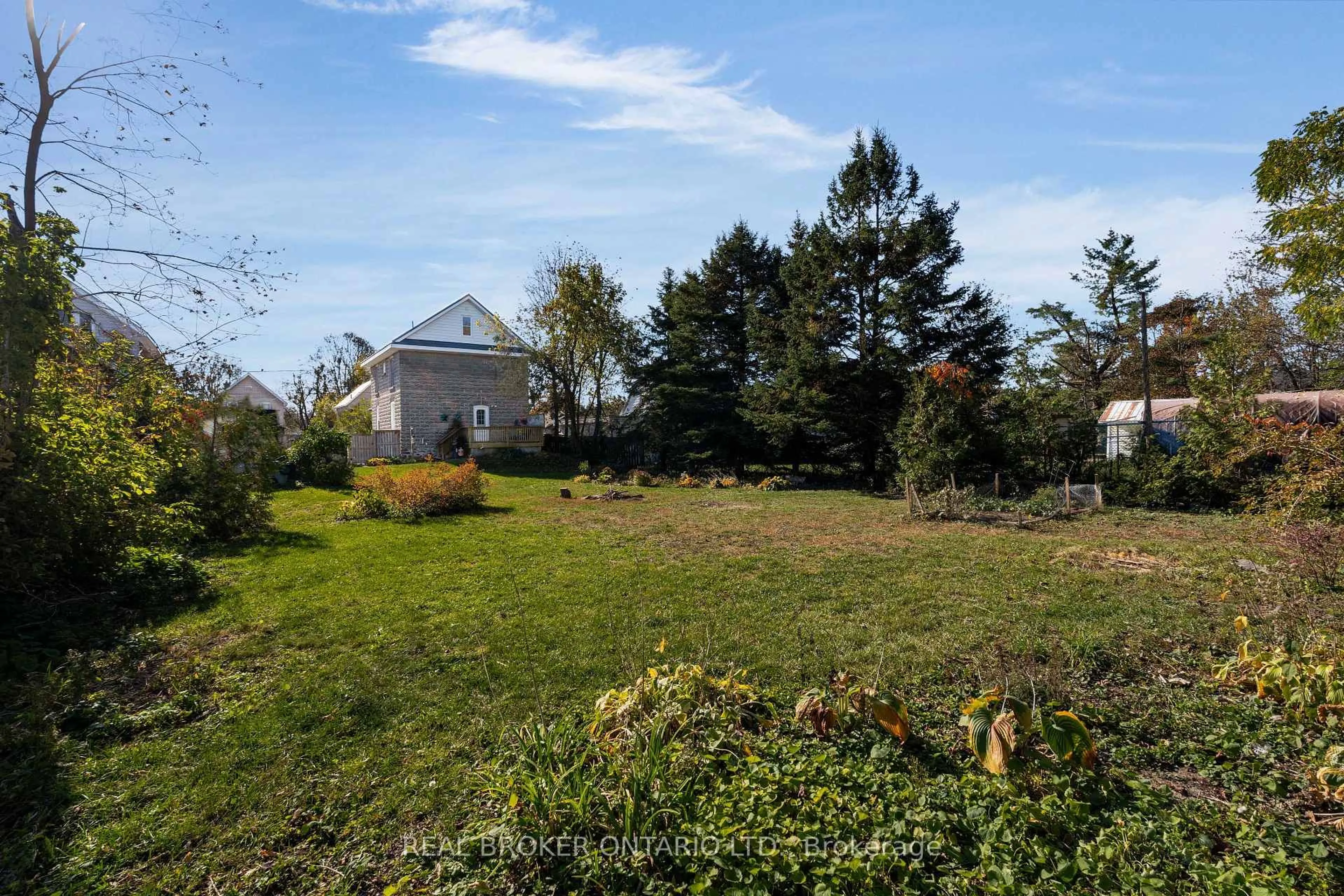 A pic from outside/outdoor area/front of a property/back of a property/a pic from drone, unknown for 280 John St, Orillia Ontario L3V 3H9