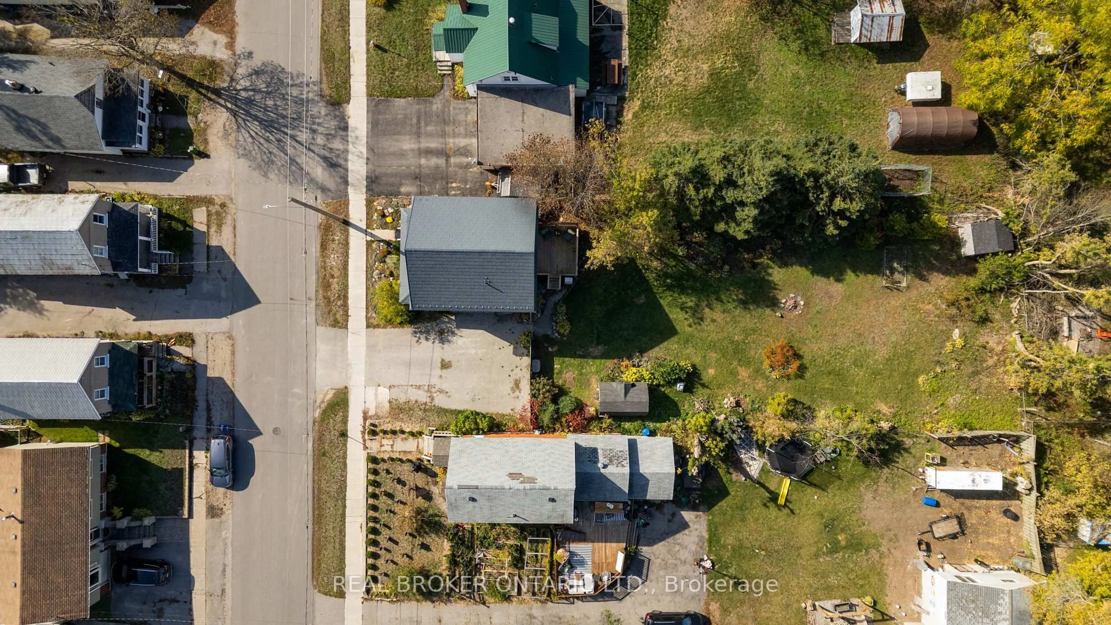 A pic from outside/outdoor area/front of a property/back of a property/a pic from drone, street for 280 John St, Orillia Ontario L3V 3H9
