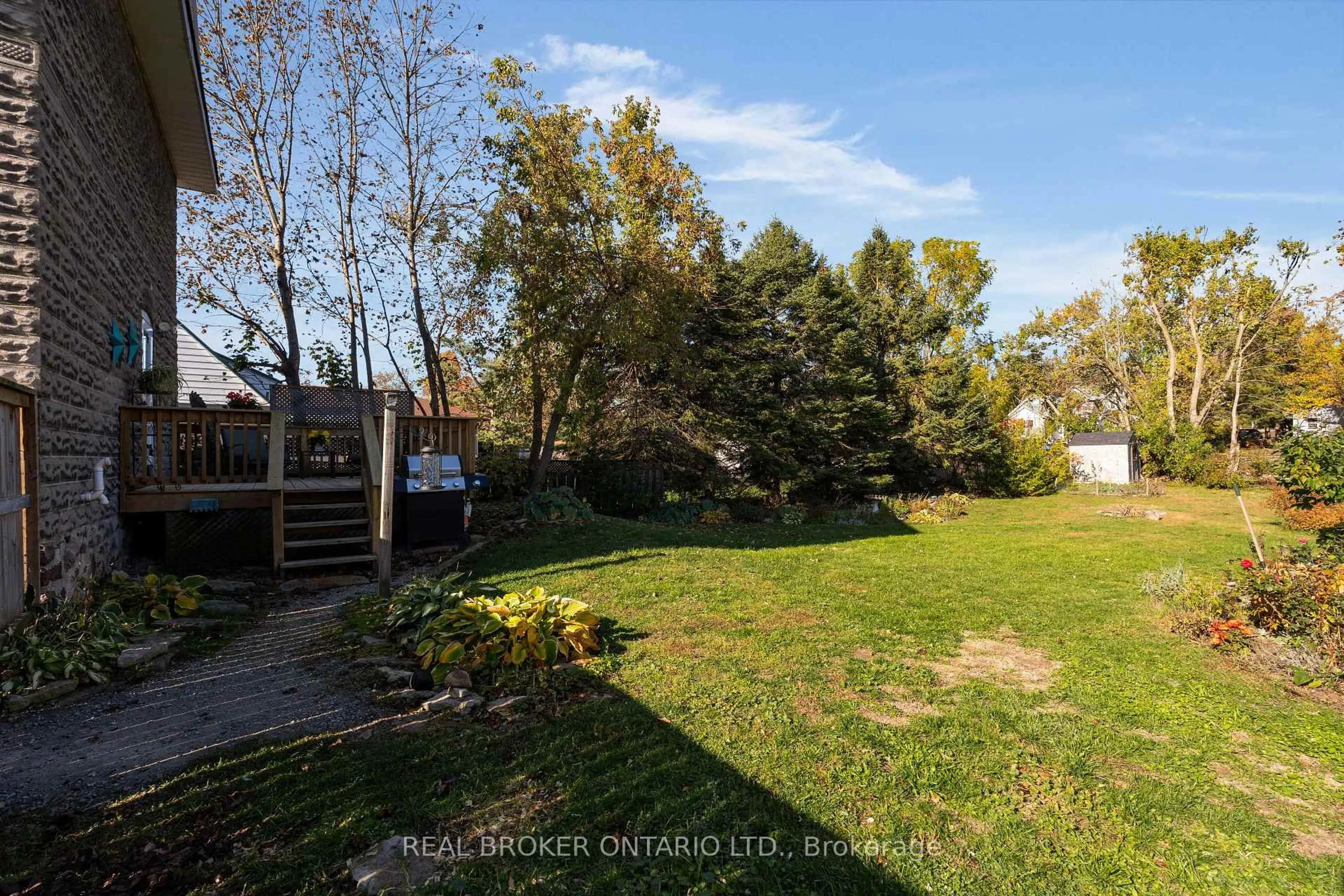 A pic from outside/outdoor area/front of a property/back of a property/a pic from drone, water/lake/river/ocean view for 280 John St, Orillia Ontario L3V 3H9