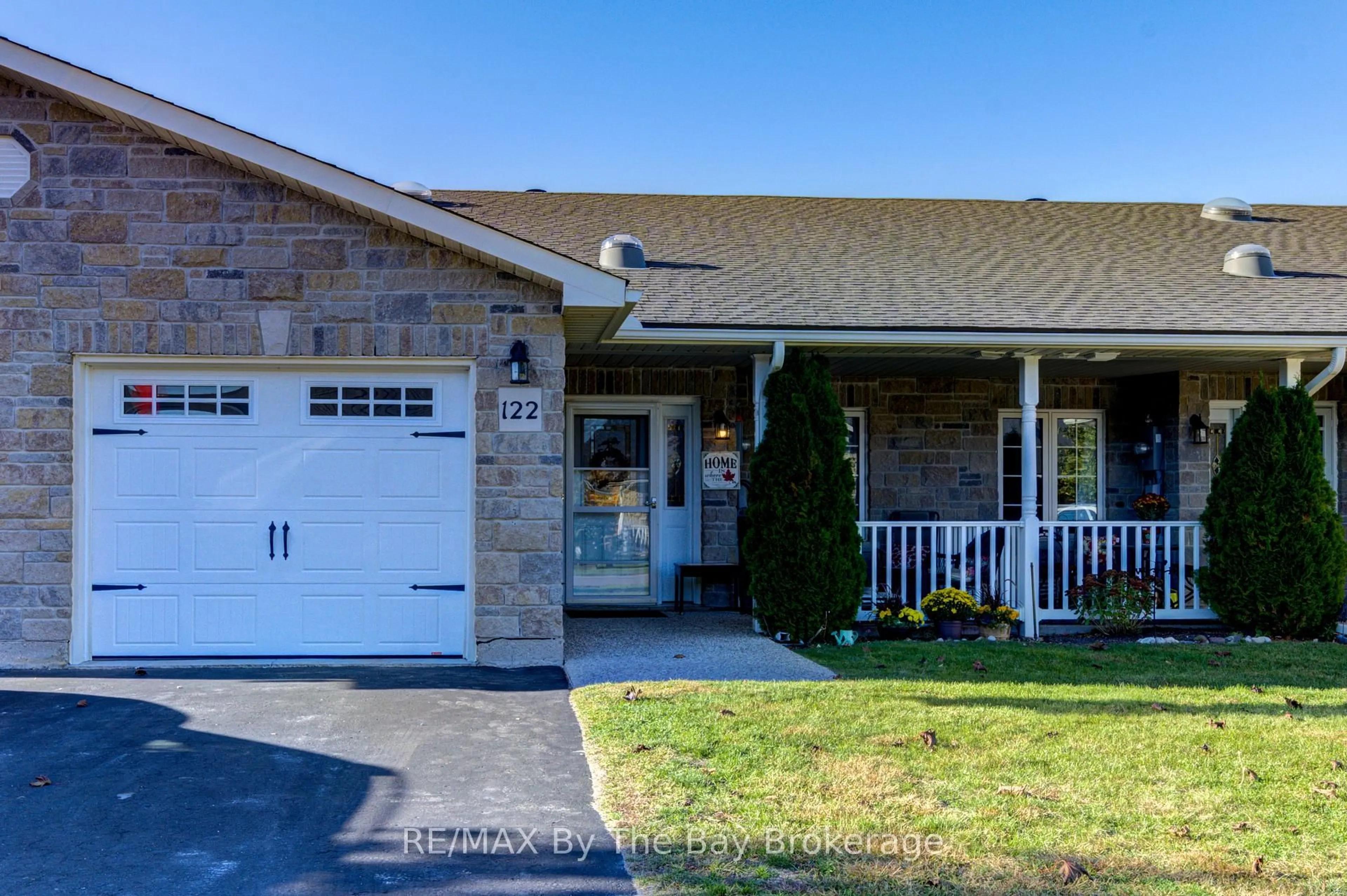 Home with vinyl exterior material, street for 122 GREENWAY Dr, Wasaga Beach Ontario L9Z 0E6