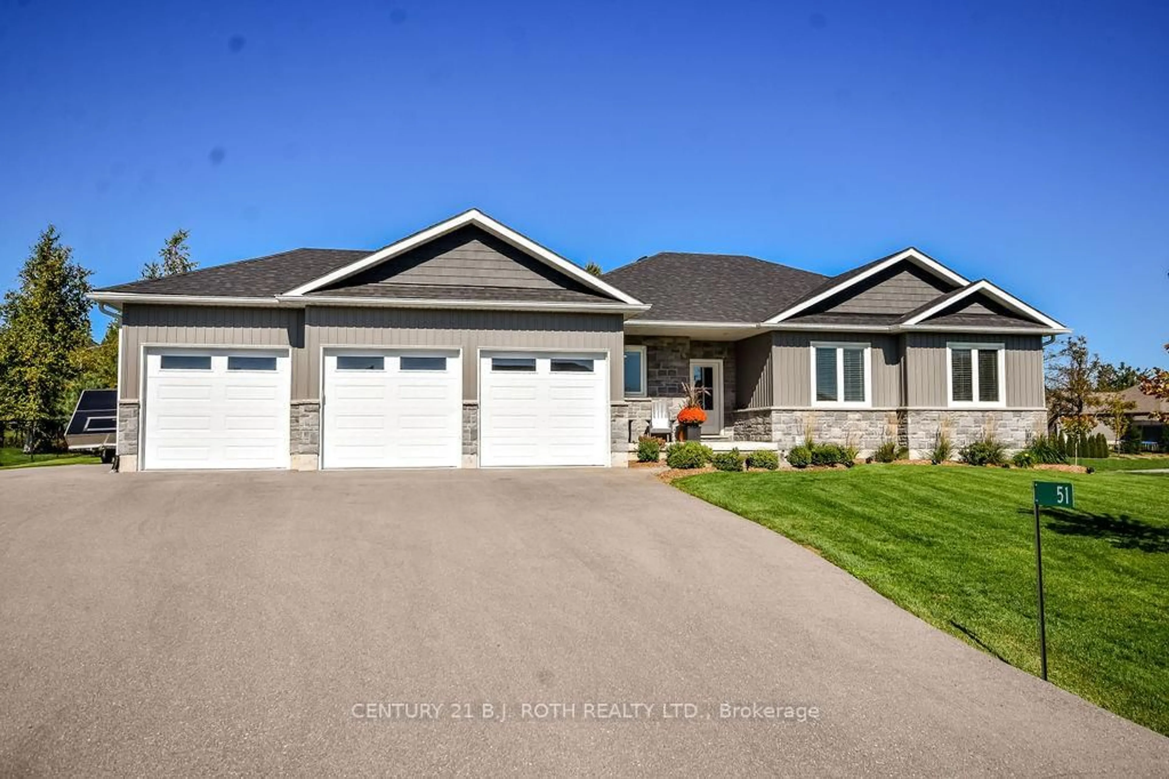Home with vinyl exterior material, street for 51 CHESLOCK Cres, Oro-Medonte Ontario L3V 8N8