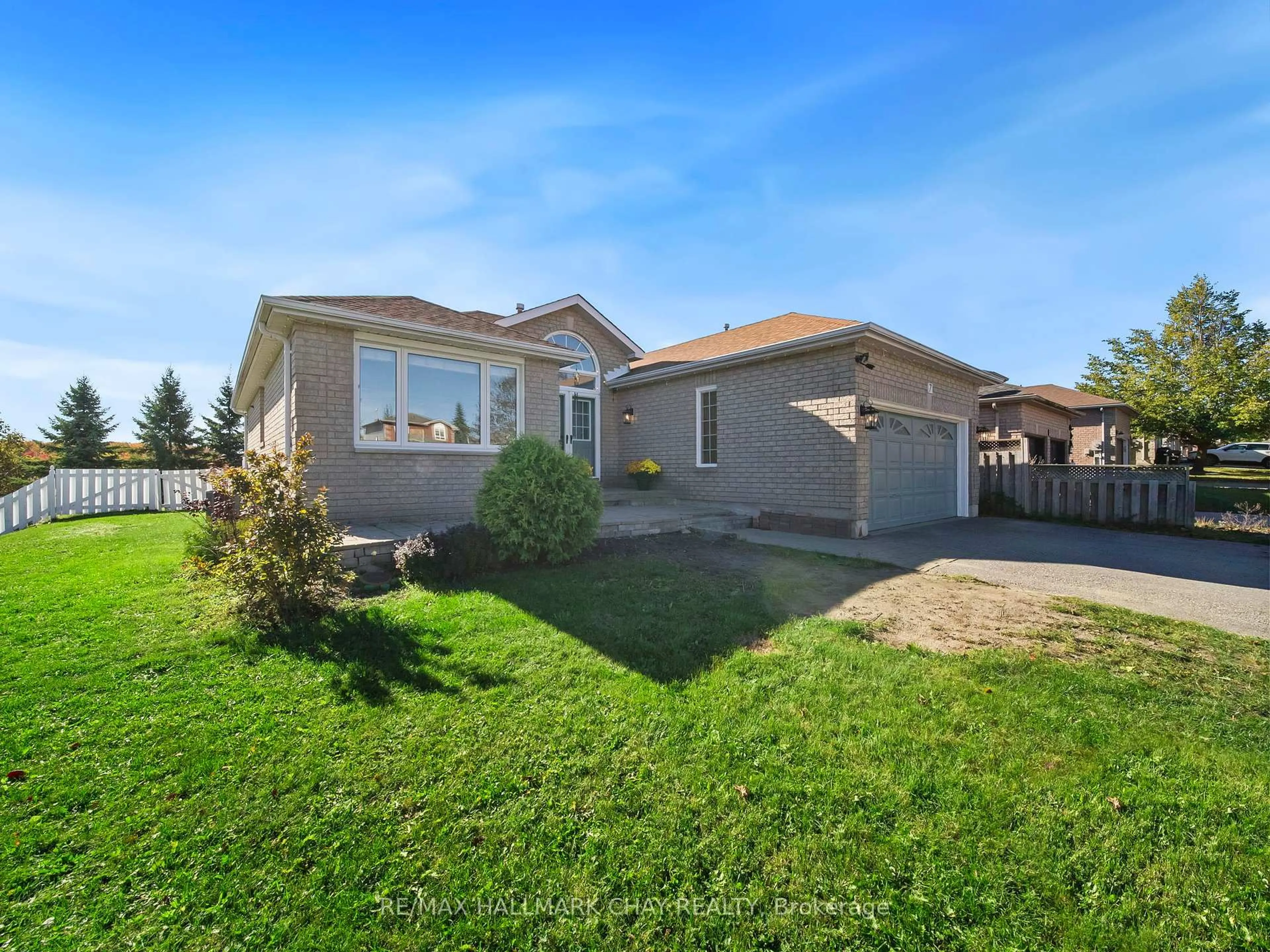 Home with vinyl exterior material, street for 7 ASSINIBOINE Dr, Barrie Ontario L4N 8G4