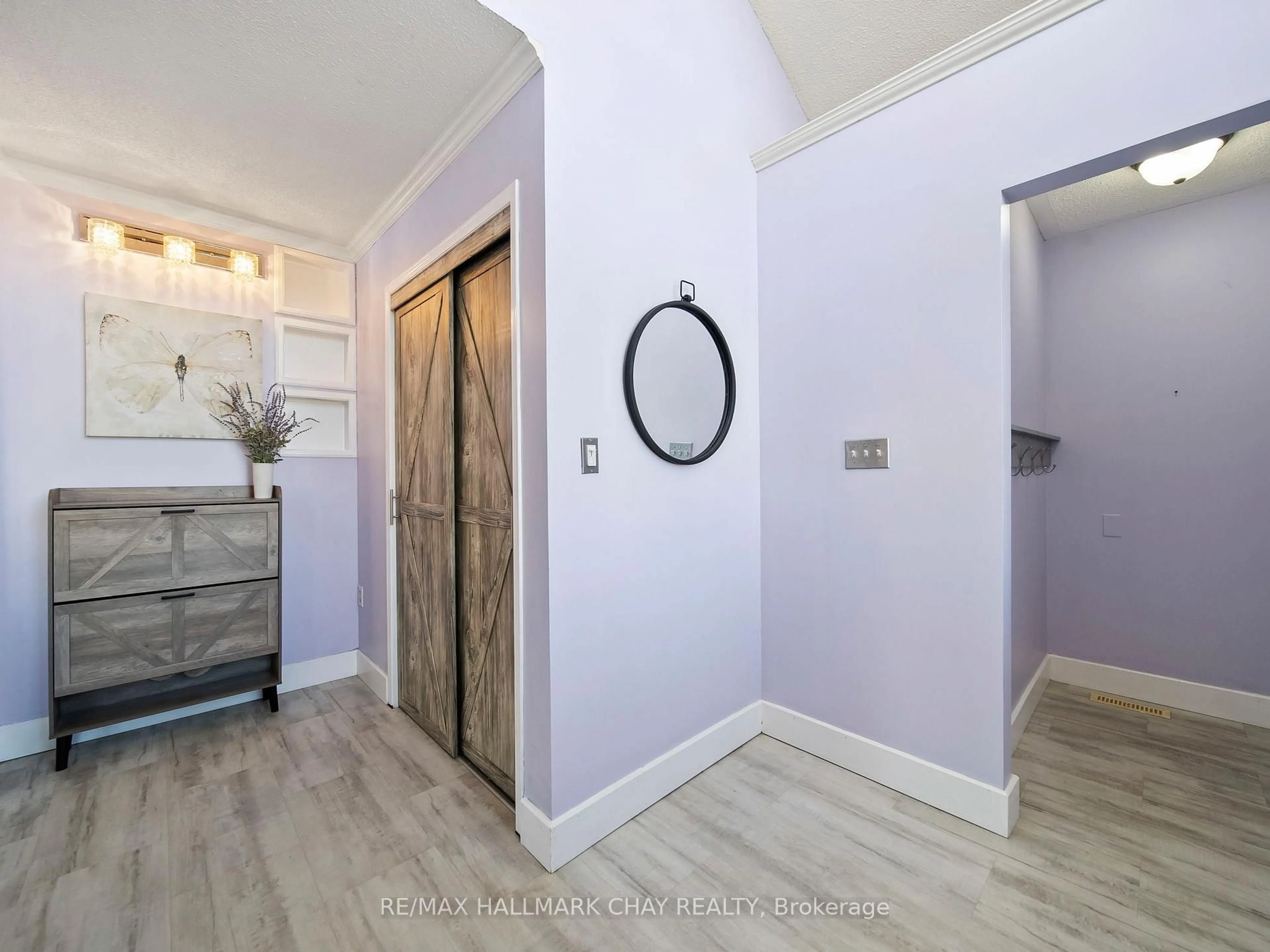 Indoor entryway for 7 ASSINIBOINE Dr, Barrie Ontario L4N 8G4