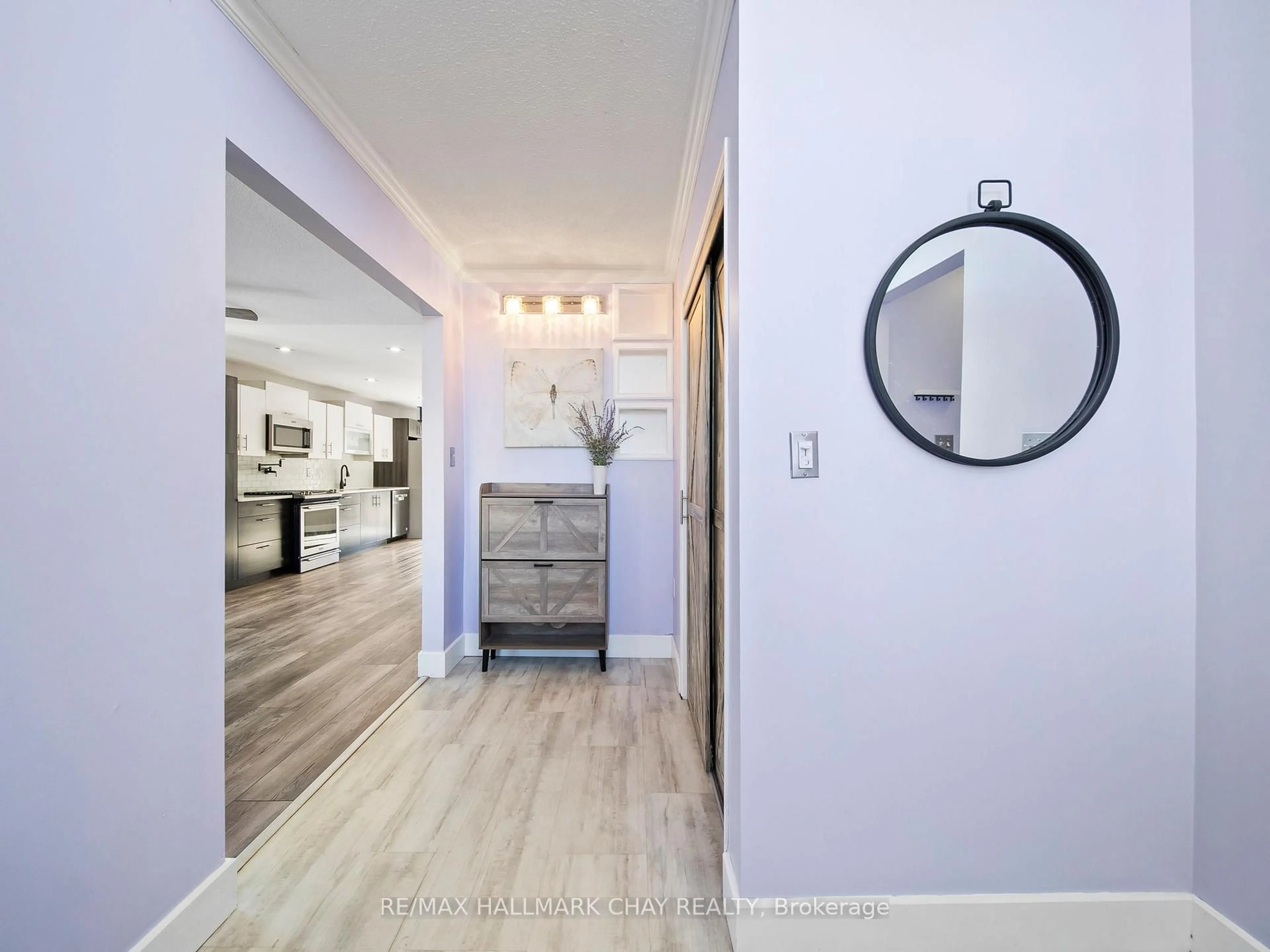Indoor entryway for 7 ASSINIBOINE Dr, Barrie Ontario L4N 8G4