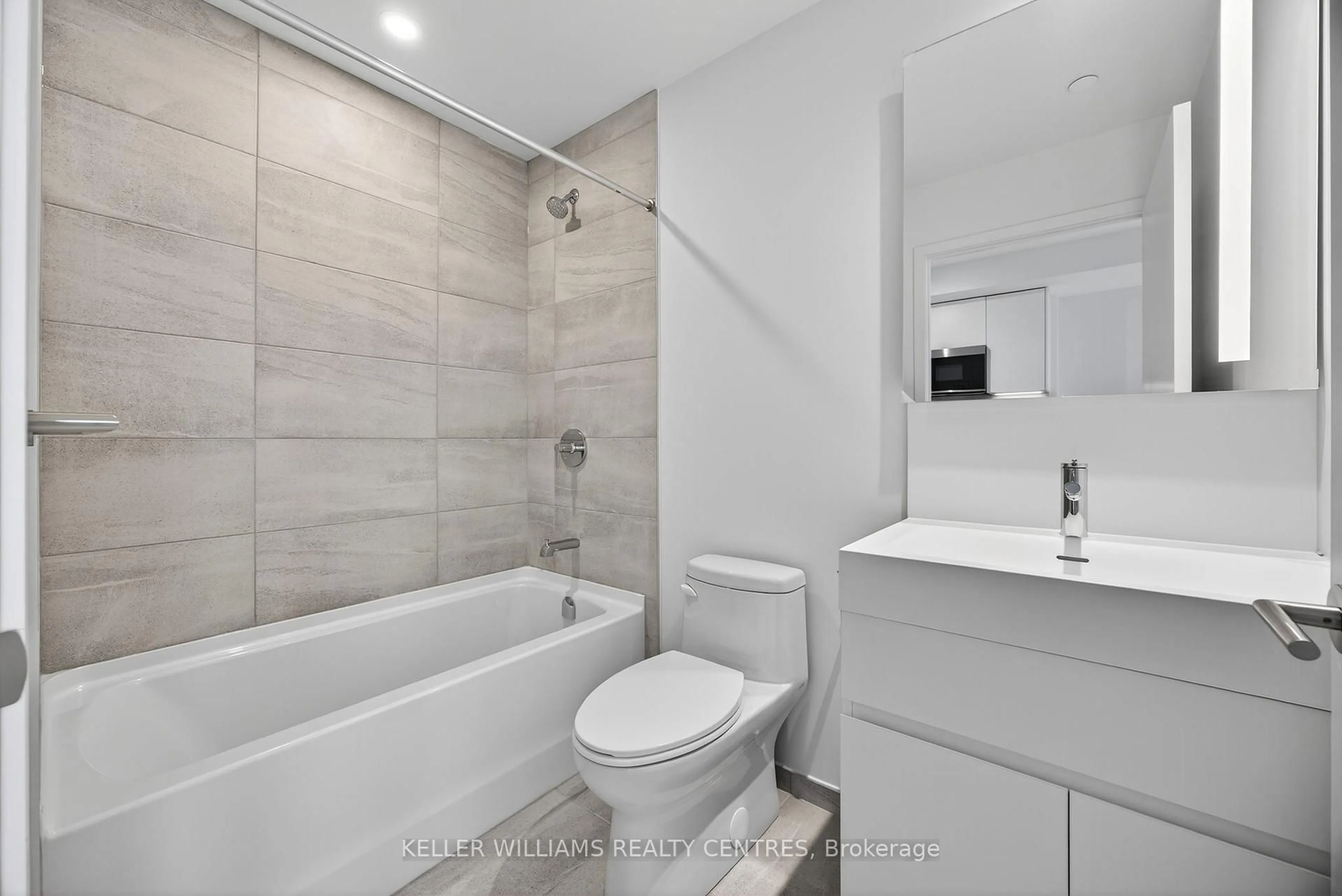 Standard bathroom, ceramic/tile floor for 39 Mary St #909, Barrie Ontario L4N 1S9