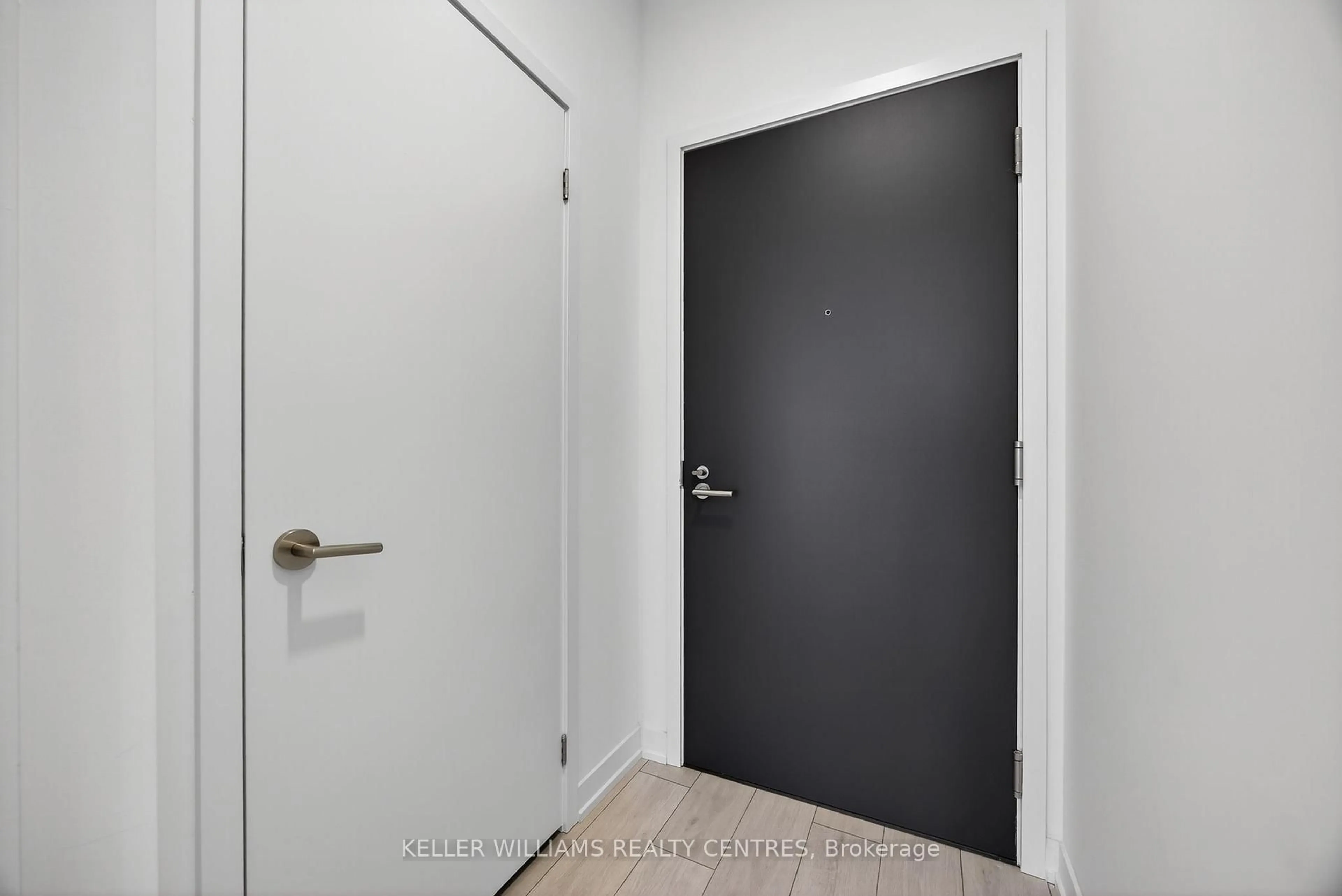 Indoor entryway for 39 Mary St #909, Barrie Ontario L4N 1S9