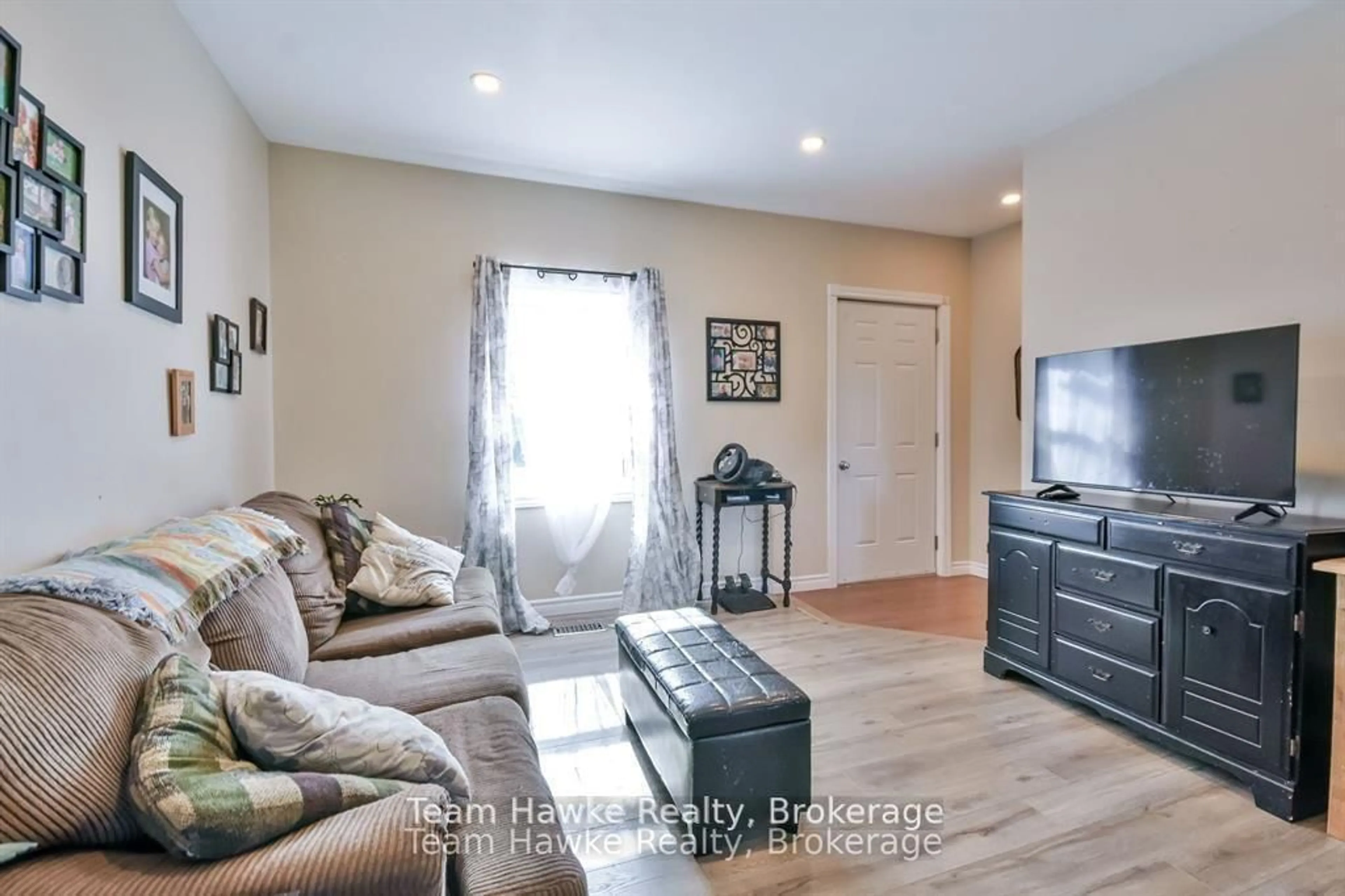 Living room with furniture, unknown for 54 Jephson St, Tay Ontario L0K 2A0