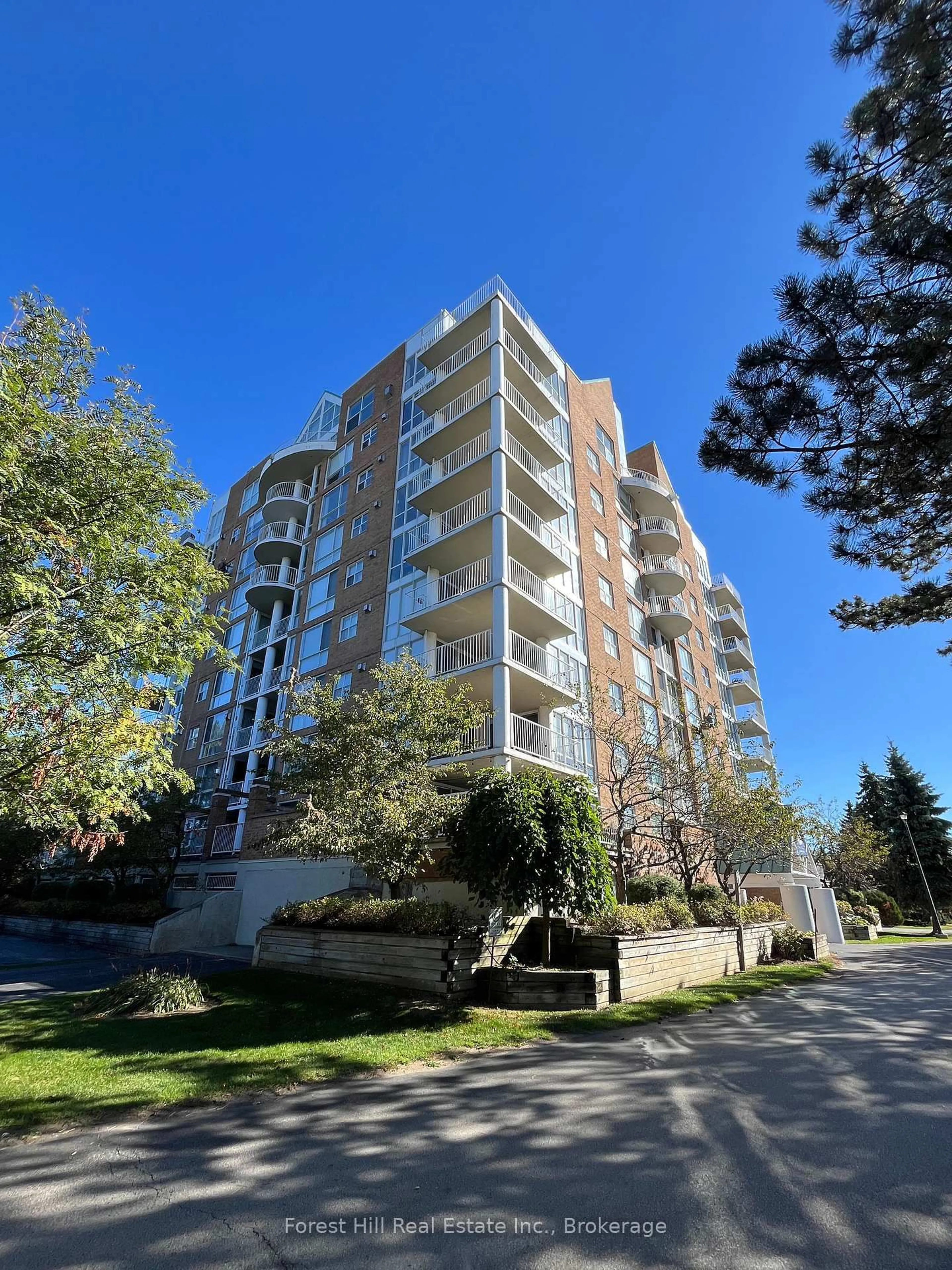 A pic from outside/outdoor area/front of a property/back of a property/a pic from drone, building for 24 Ramblings Way #402, Collingwood Ontario L9Y 5C6