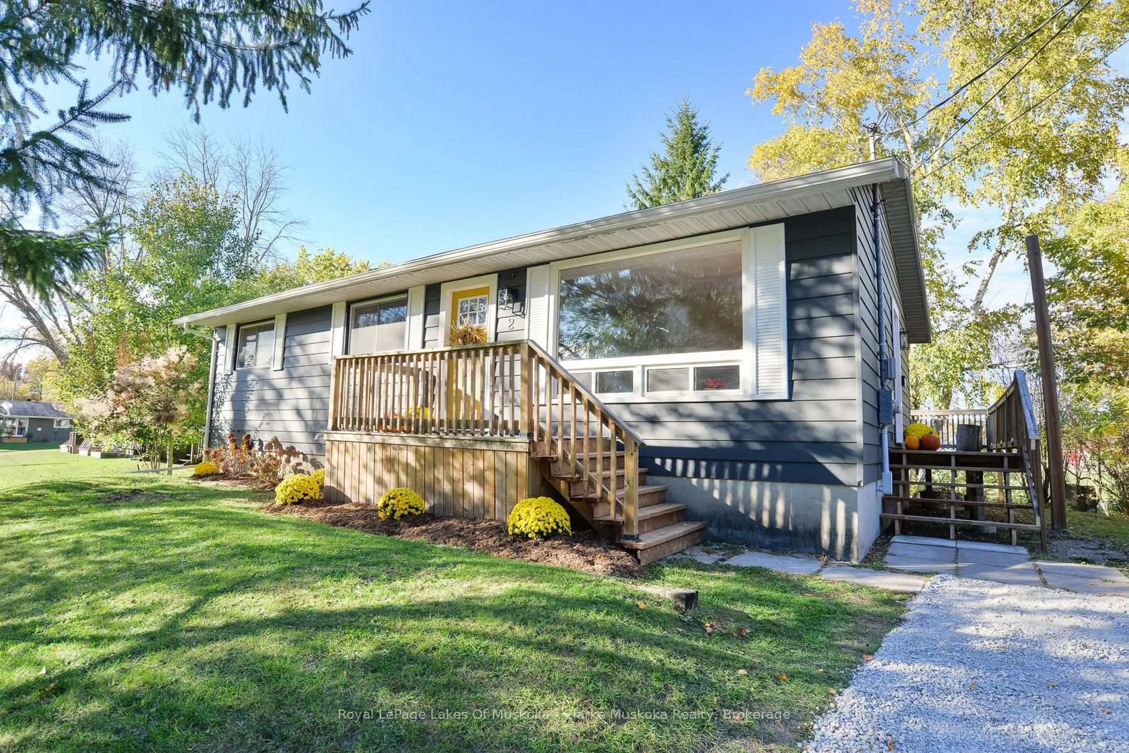 Home with vinyl exterior material, street for 2 SUNSET Cres, Severn Ontario L0K 1E0