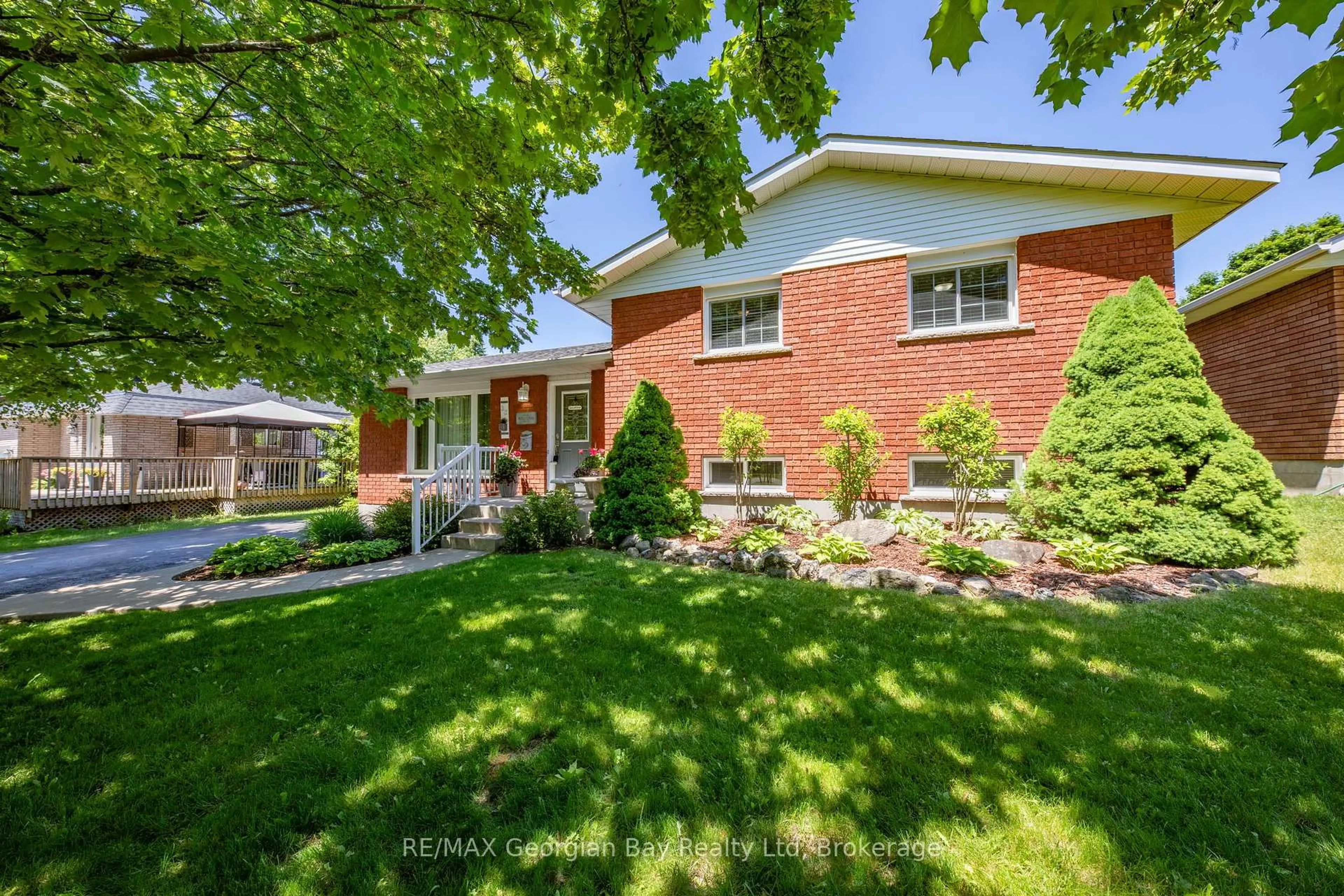 Home with brick exterior material, street for 32 BONAVENTURE Pl, Penetanguishene Ontario L9M 1J3