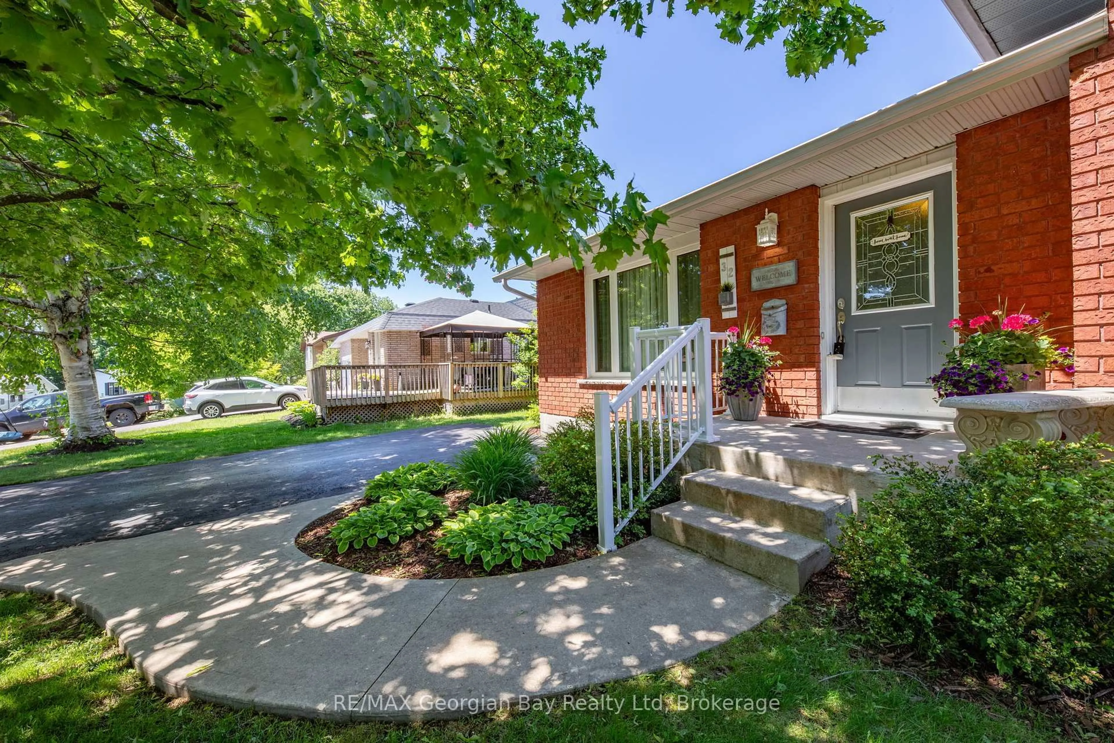 Home with brick exterior material, street for 32 BONAVENTURE Pl, Penetanguishene Ontario L9M 1J3