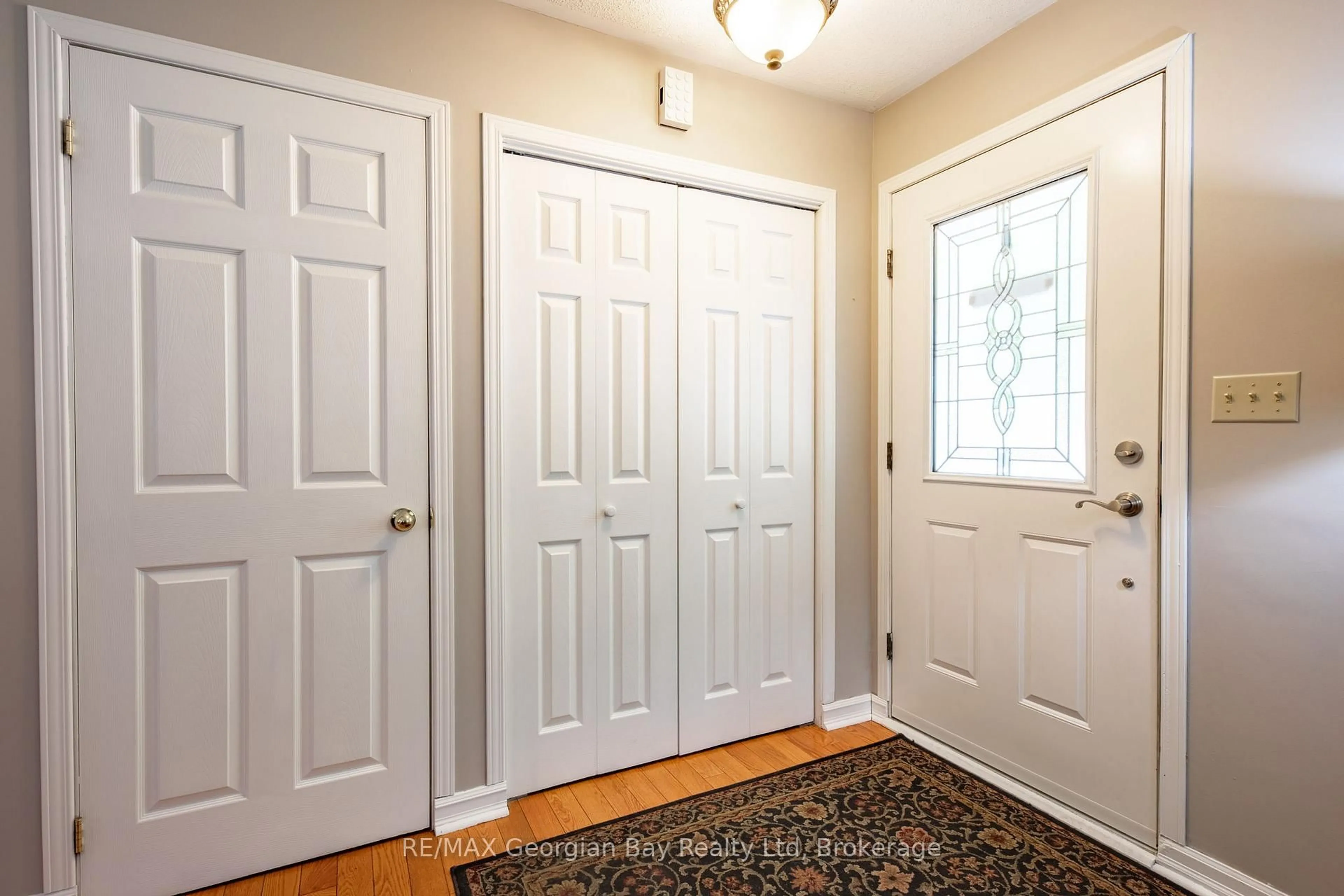 Indoor entryway for 32 BONAVENTURE Pl, Penetanguishene Ontario L9M 1J3