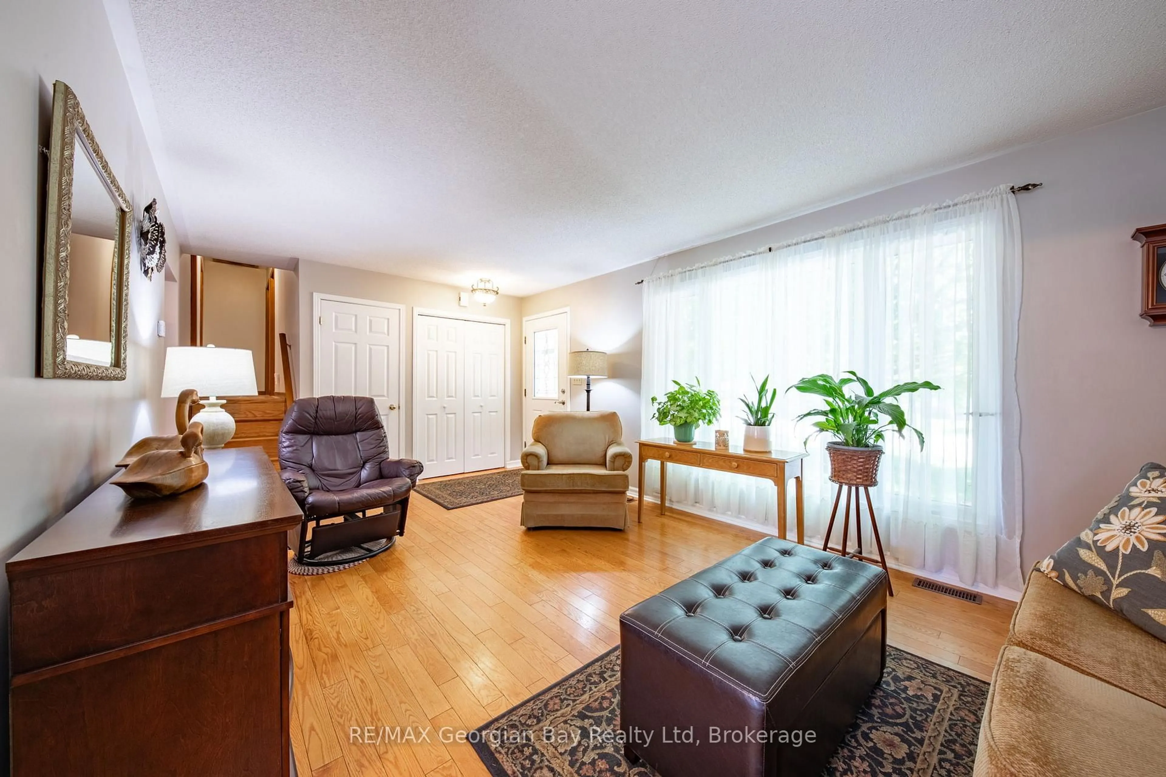 Living room with furniture, wood/laminate floor for 32 BONAVENTURE Pl, Penetanguishene Ontario L9M 1J3