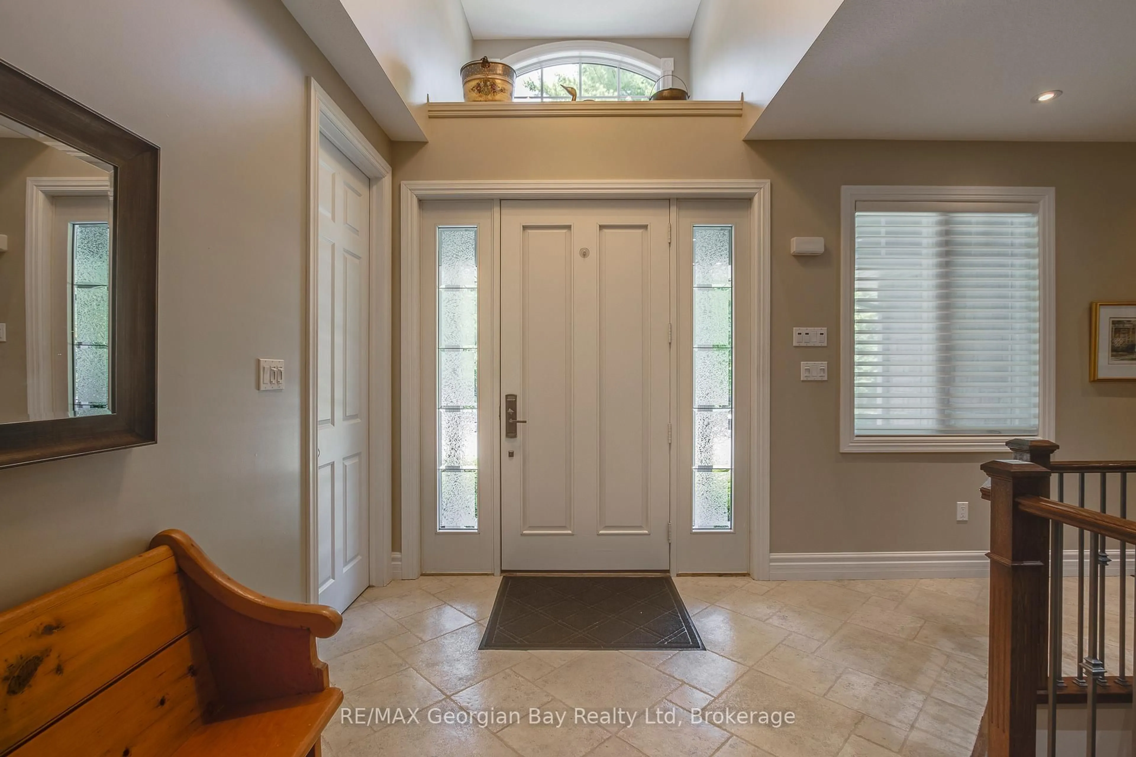 Indoor entryway for 25 Copeland Creek Dr, Tiny Ontario L9M 0M3