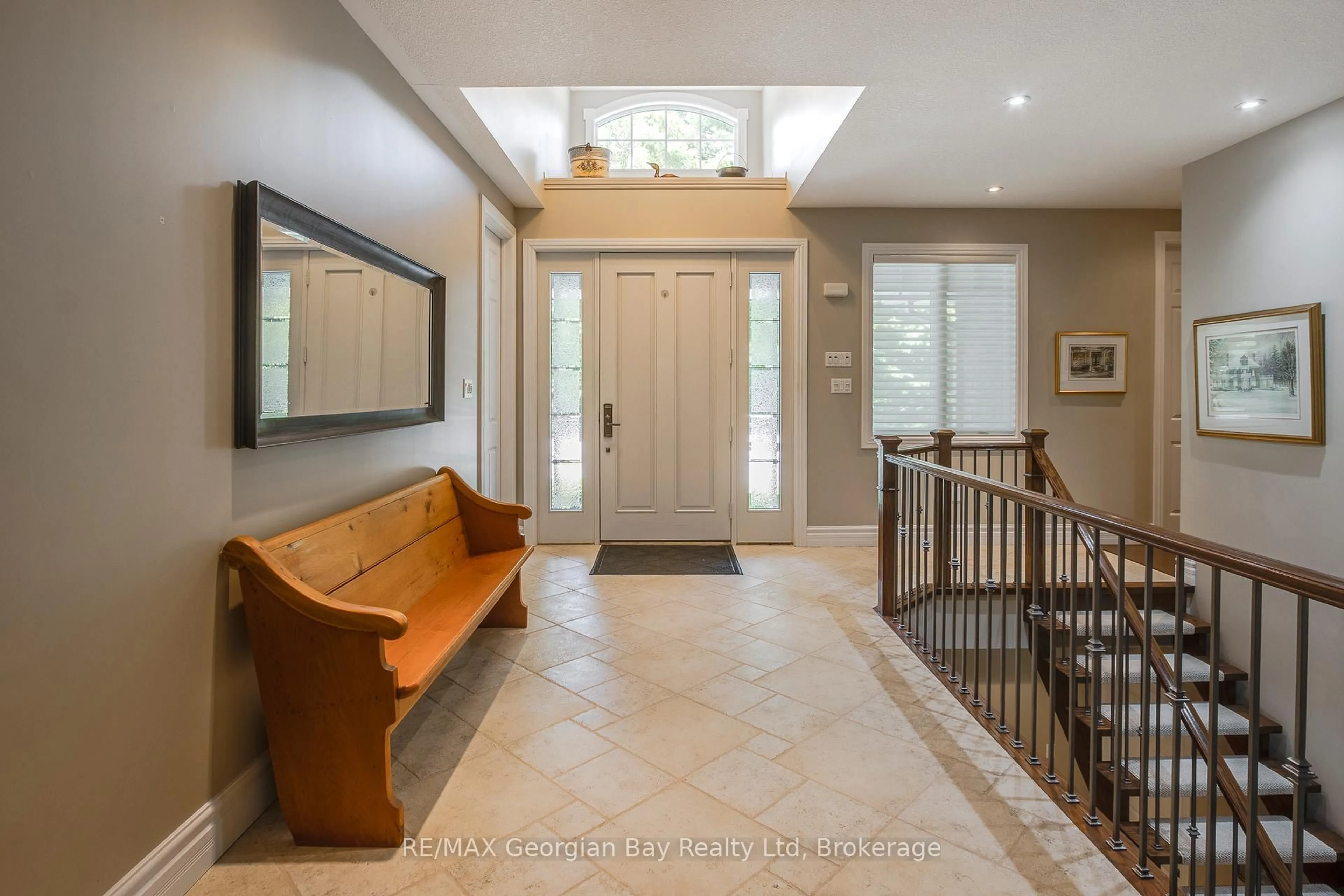 Indoor entryway for 25 Copeland Creek Dr, Tiny Ontario L9M 0M3