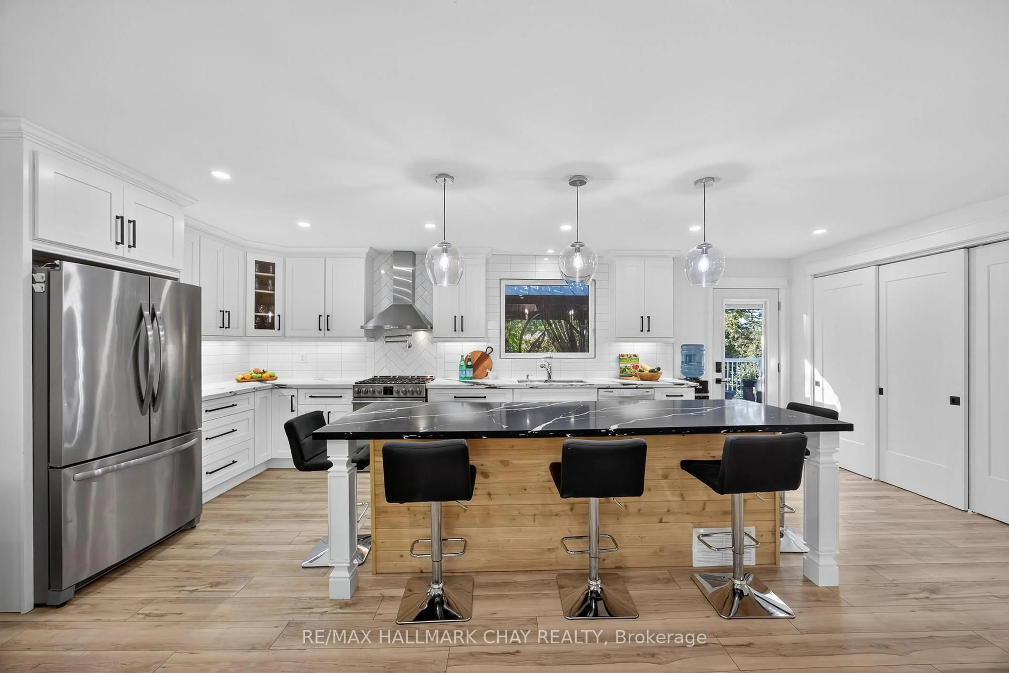 Contemporary kitchen, unknown for 207 Merrett Dr, Barrie Ontario L4N 3Y4