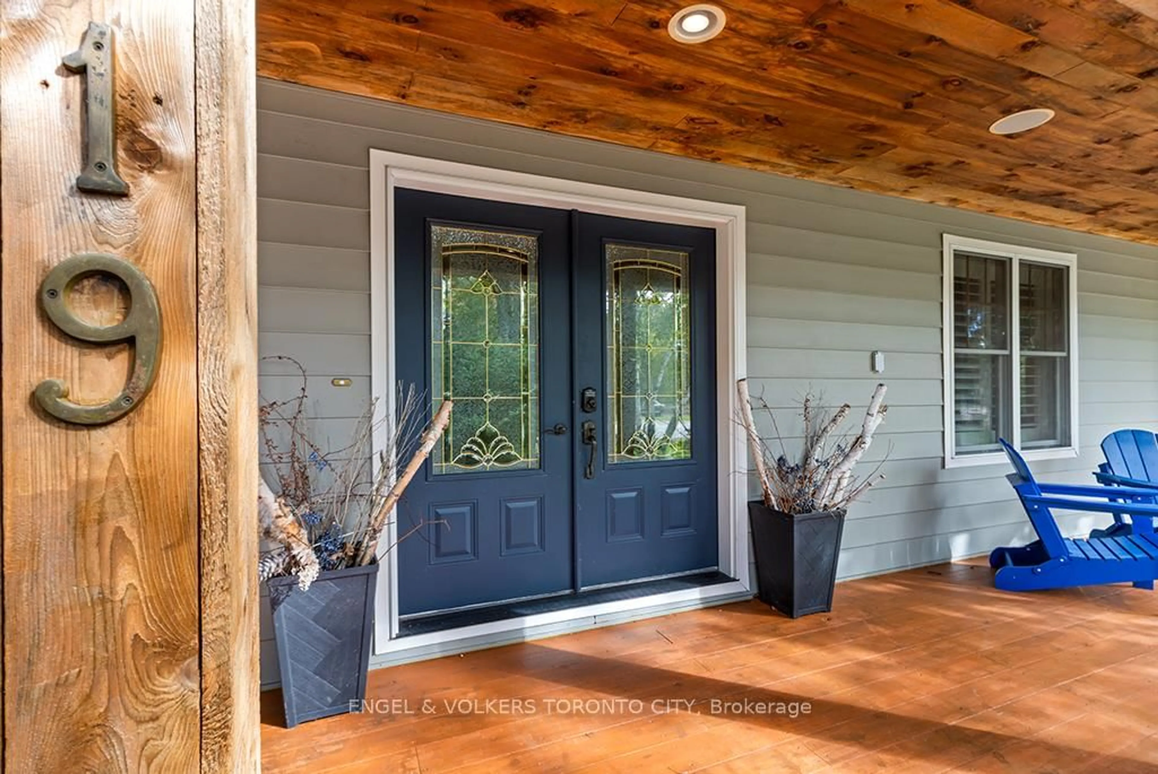 Indoor entryway for 19 Indianola Cres, Wasaga Beach Ontario L9Z 2W4
