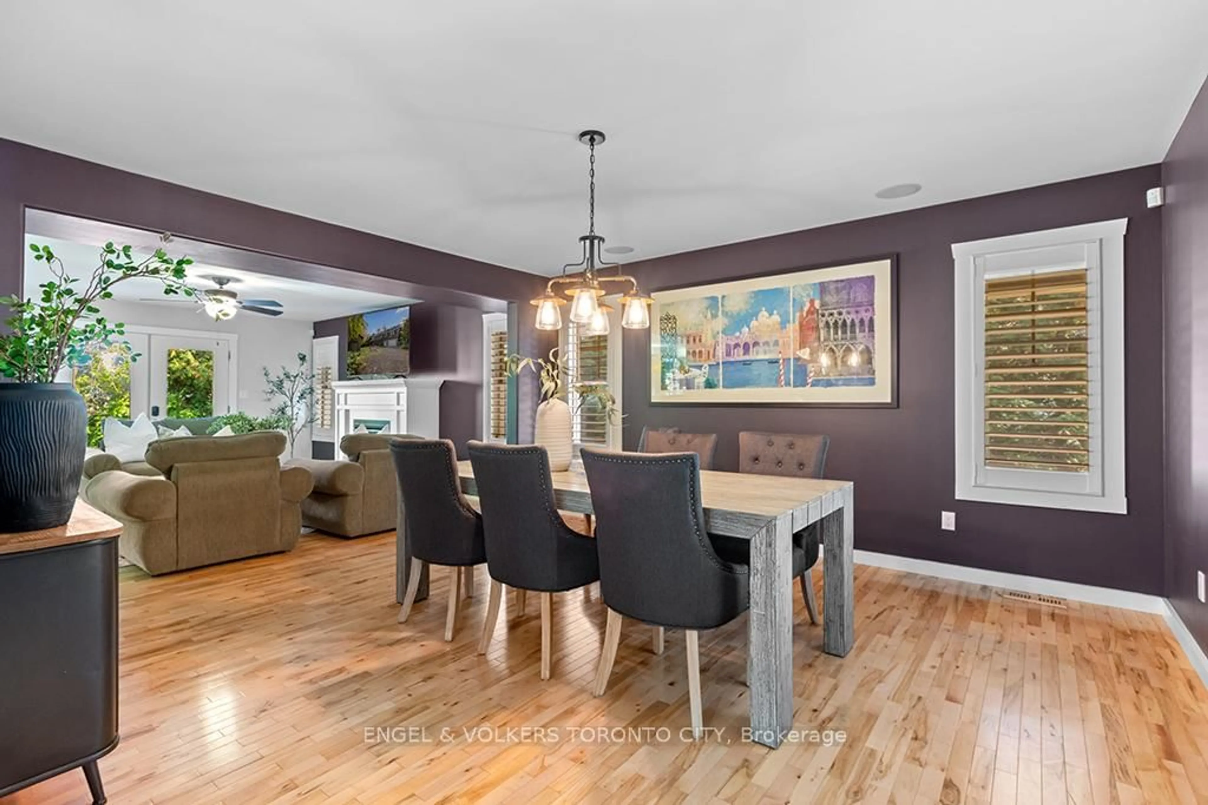 Dining room, wood/laminate floor for 19 Indianola Cres, Wasaga Beach Ontario L9Z 2W4