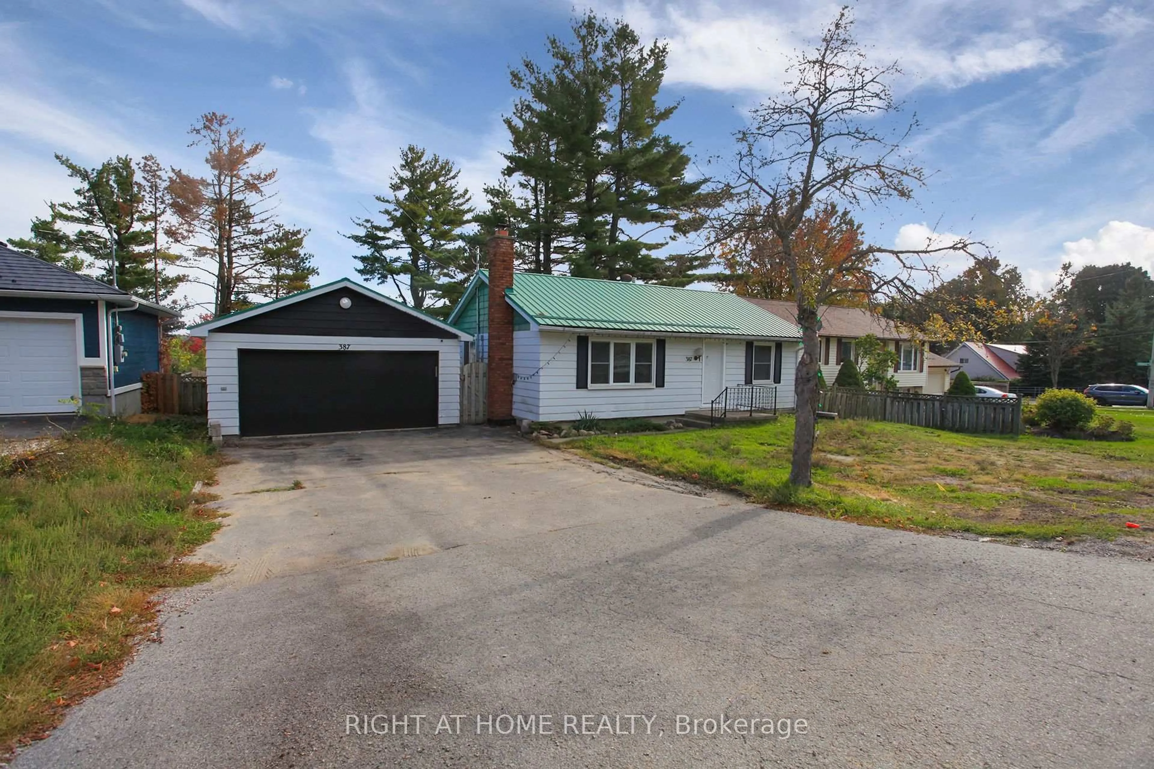 A pic from outside/outdoor area/front of a property/back of a property/a pic from drone, street for 387 Edgehill Dr, Barrie Ontario L4N 9X5