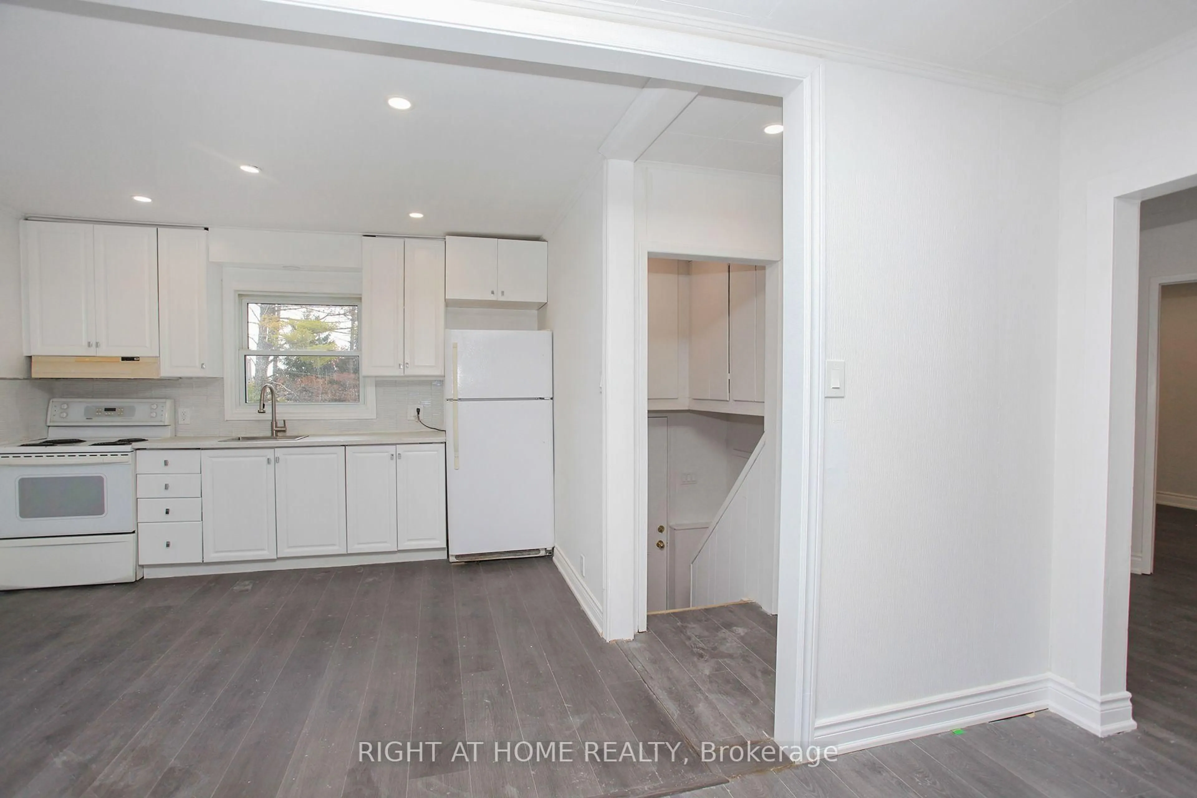 Open concept kitchen, unknown for 387 Edgehill Dr, Barrie Ontario L4N 9X5
