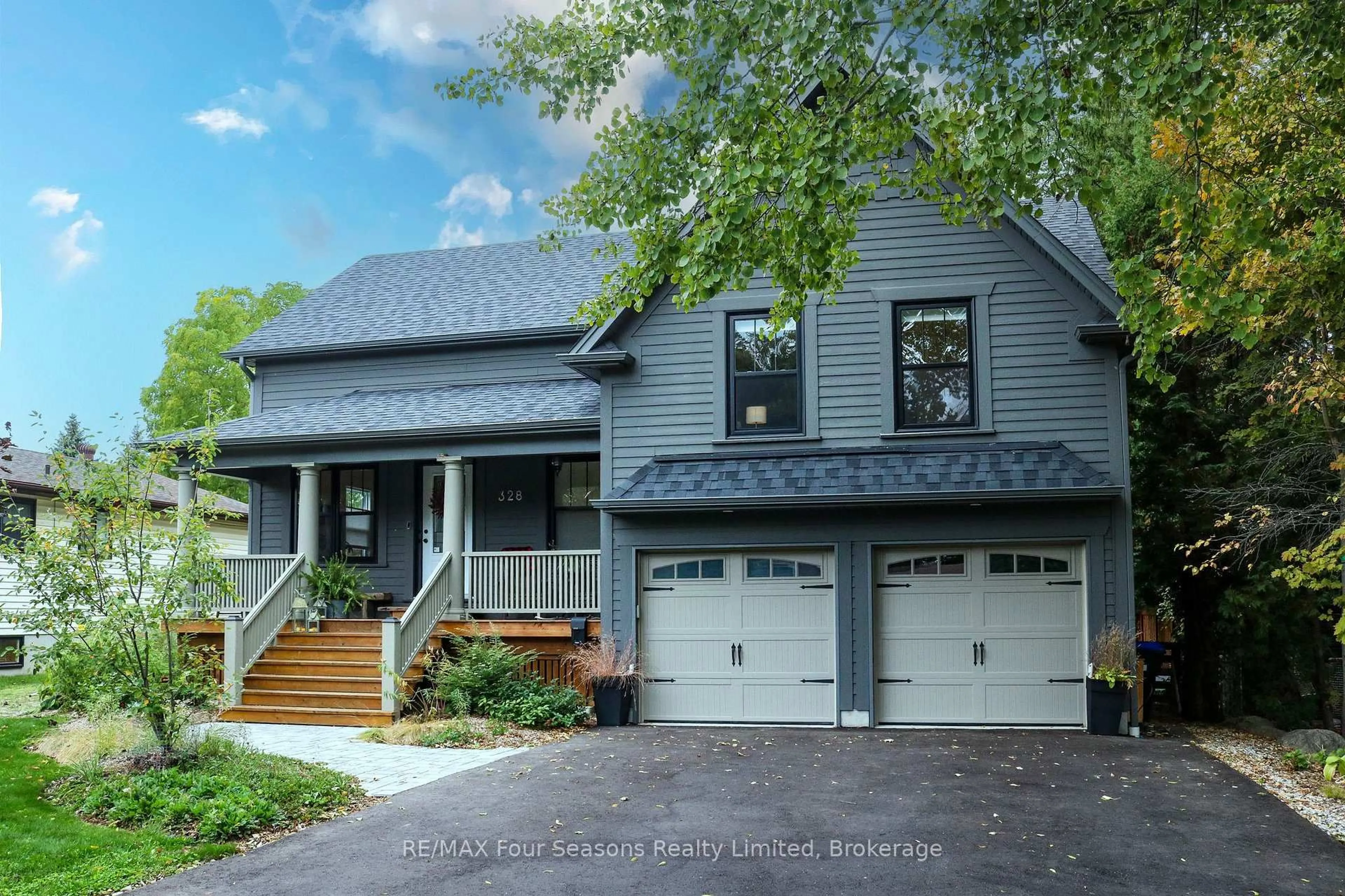 Home with vinyl exterior material, street for 328 Walnut St, Collingwood Ontario L9Y 3C8