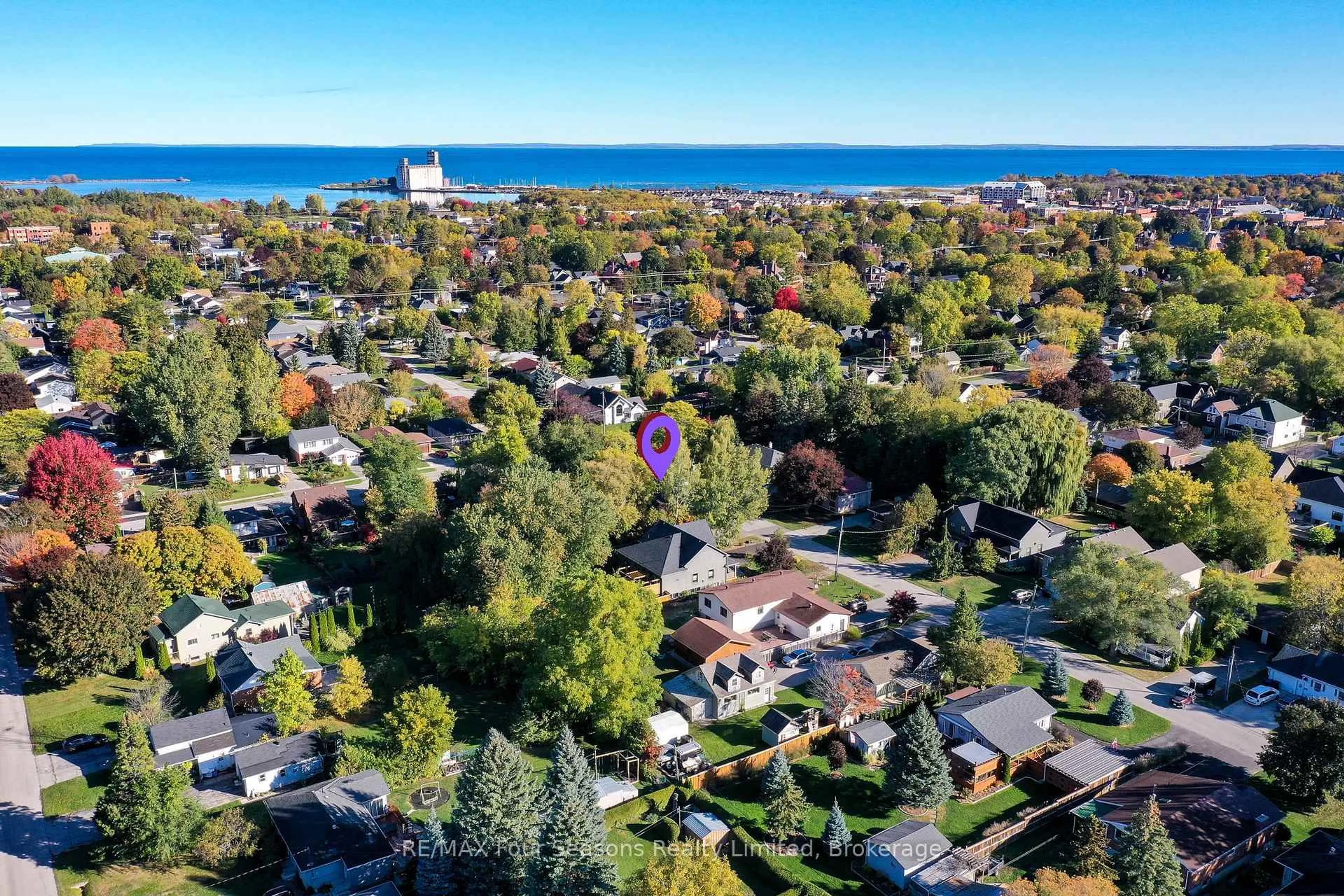 A pic from outside/outdoor area/front of a property/back of a property/a pic from drone, water/lake/river/ocean view for 328 Walnut St, Collingwood Ontario L9Y 3C8