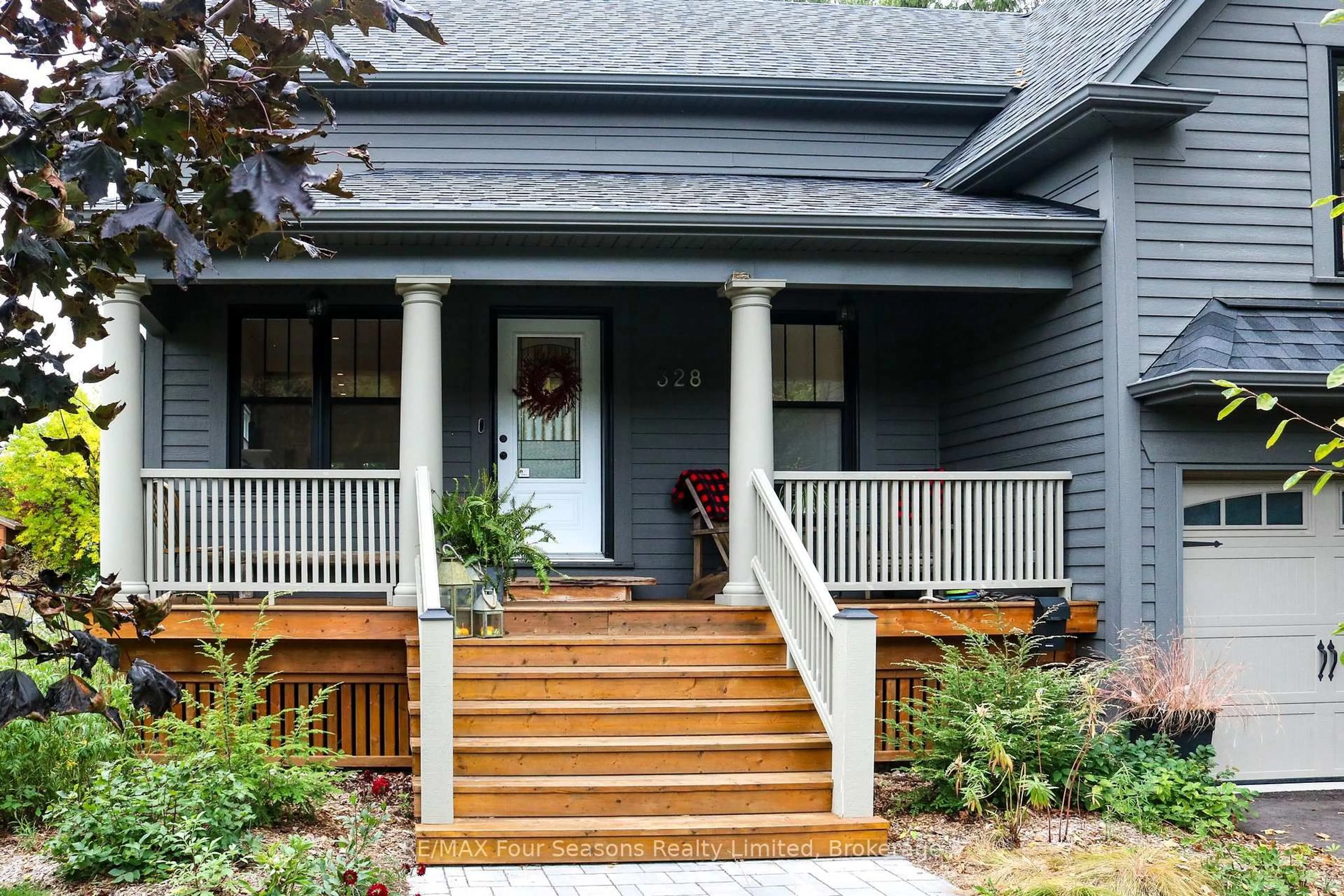 Home with vinyl exterior material, street for 328 Walnut St, Collingwood Ontario L9Y 3C8