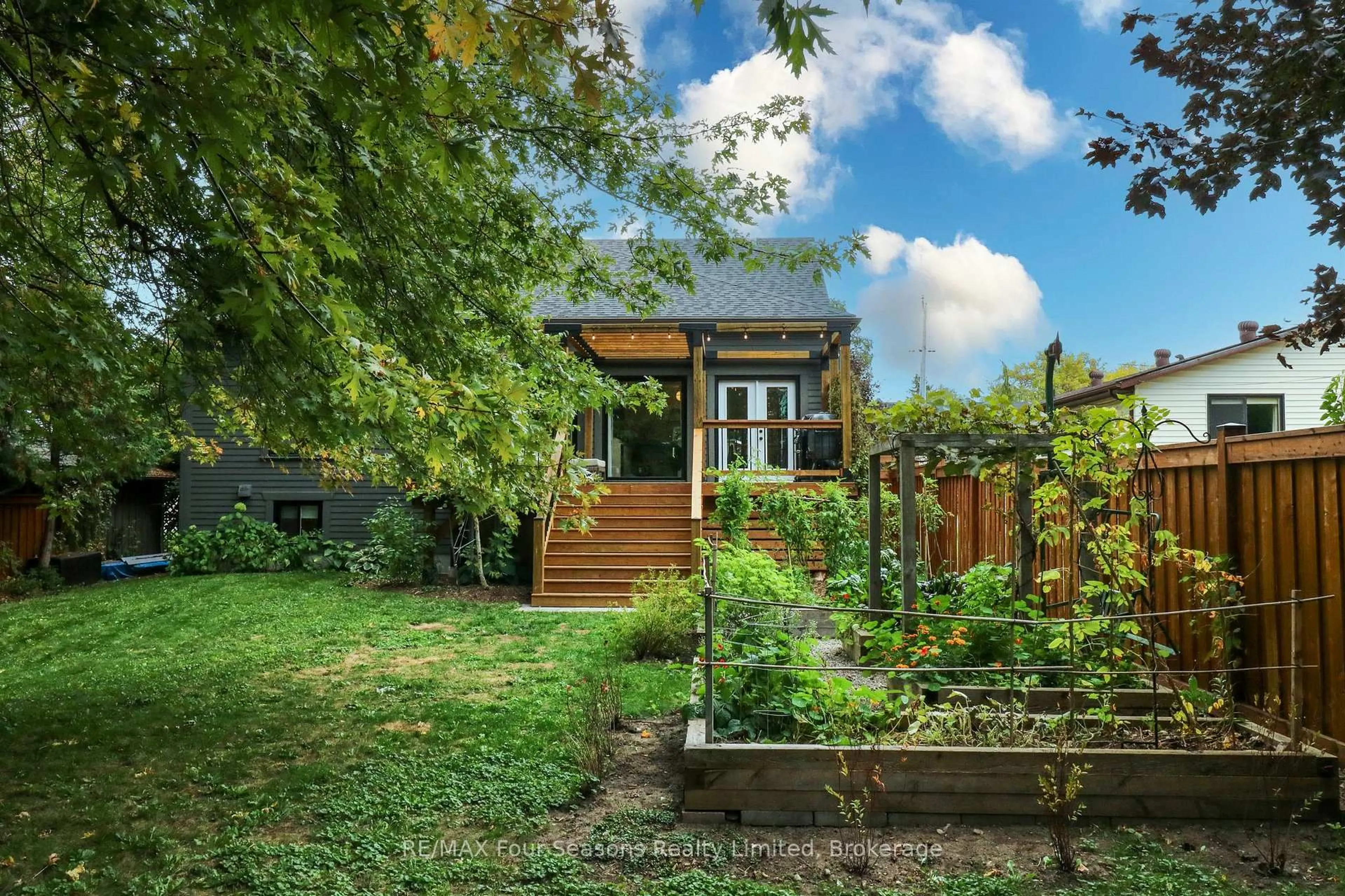 Shed for 328 Walnut St, Collingwood Ontario L9Y 3C8