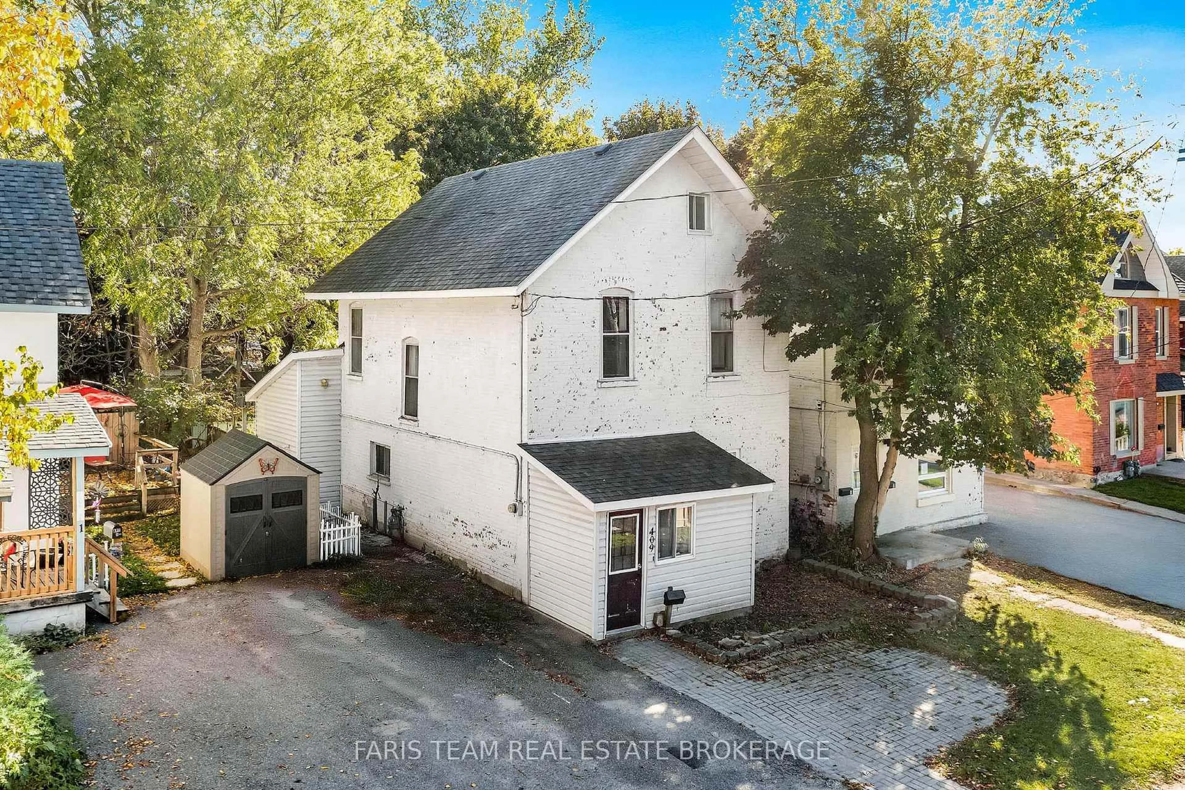 A pic from outside/outdoor area/front of a property/back of a property/a pic from drone, street for 409 Dominion Ave, Midland Ontario L4R 1P2