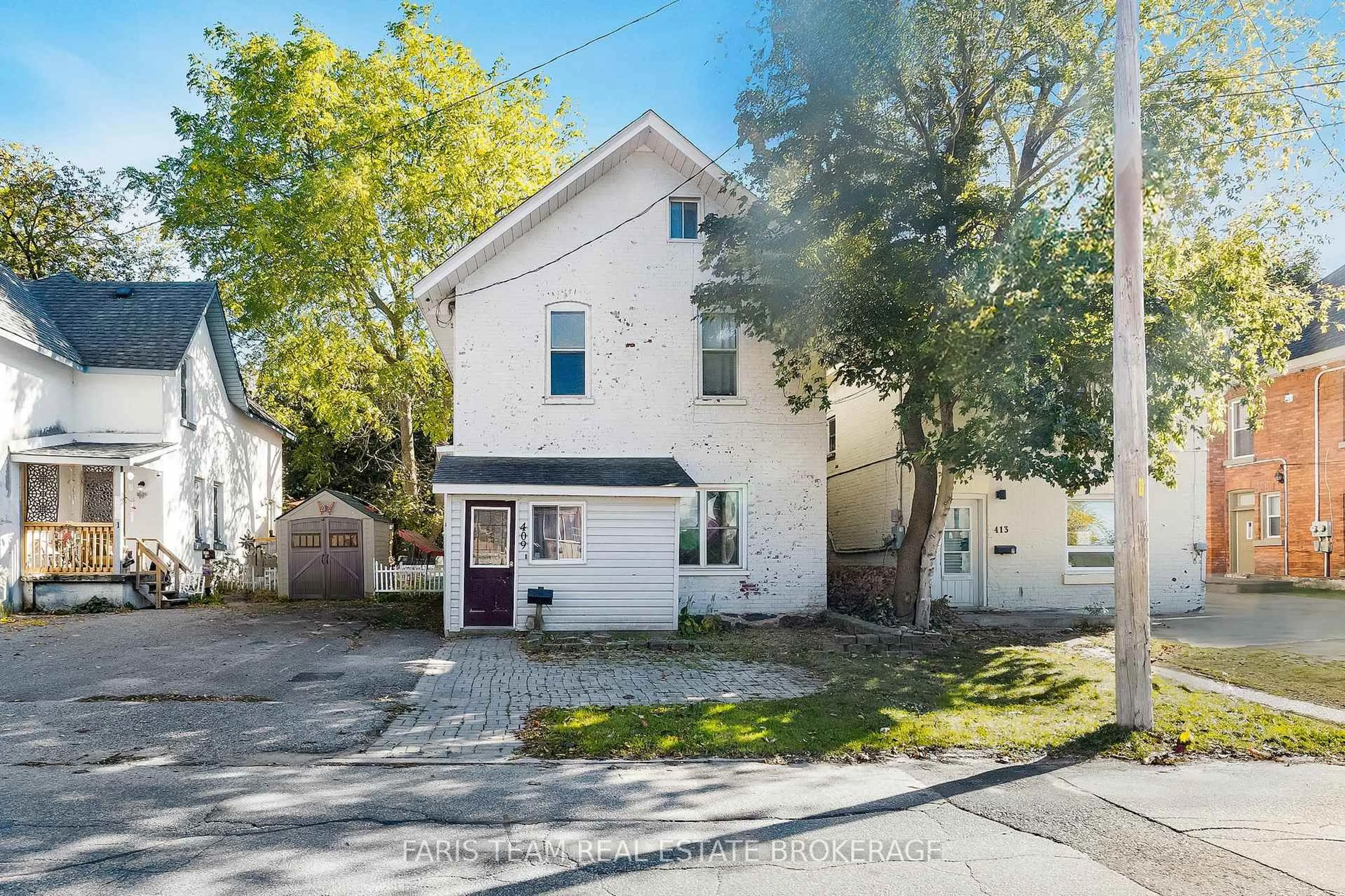 A pic from outside/outdoor area/front of a property/back of a property/a pic from drone, street for 409 Dominion Ave, Midland Ontario L4R 1P2