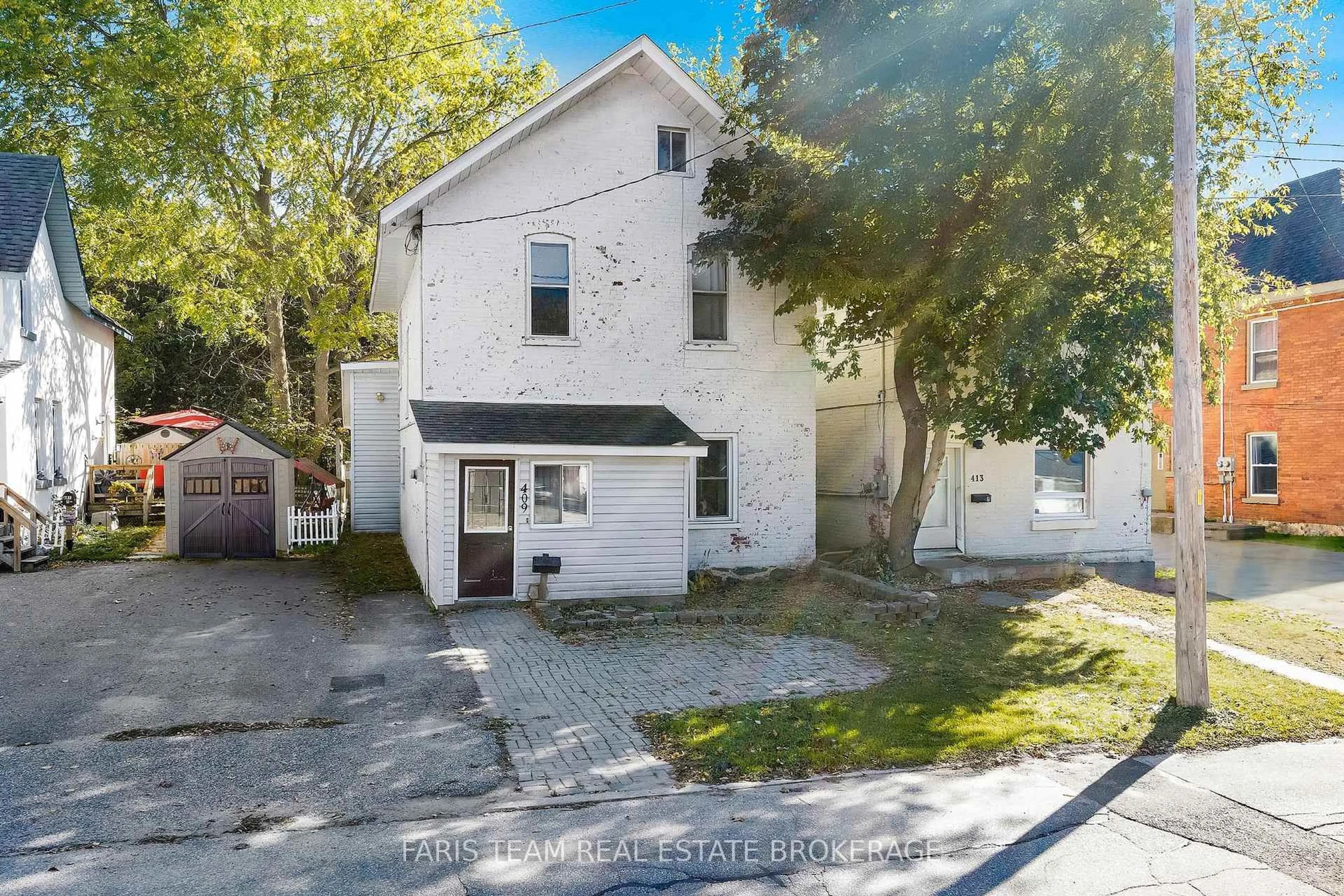 A pic from outside/outdoor area/front of a property/back of a property/a pic from drone, street for 409 Dominion Ave, Midland Ontario L4R 1P2