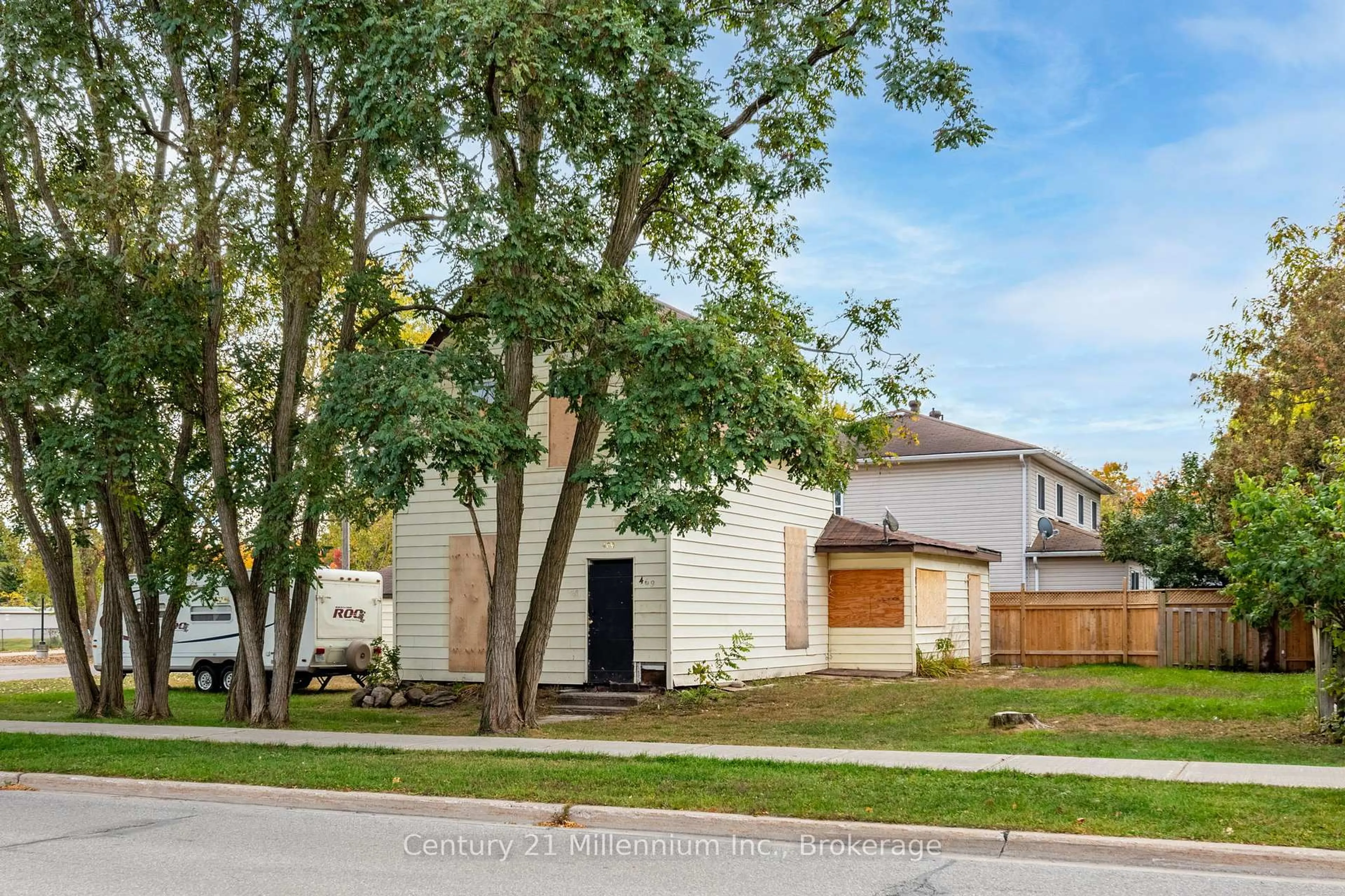 Home with vinyl exterior material, street for 469 Robert St, Midland Ontario L4R 2M4