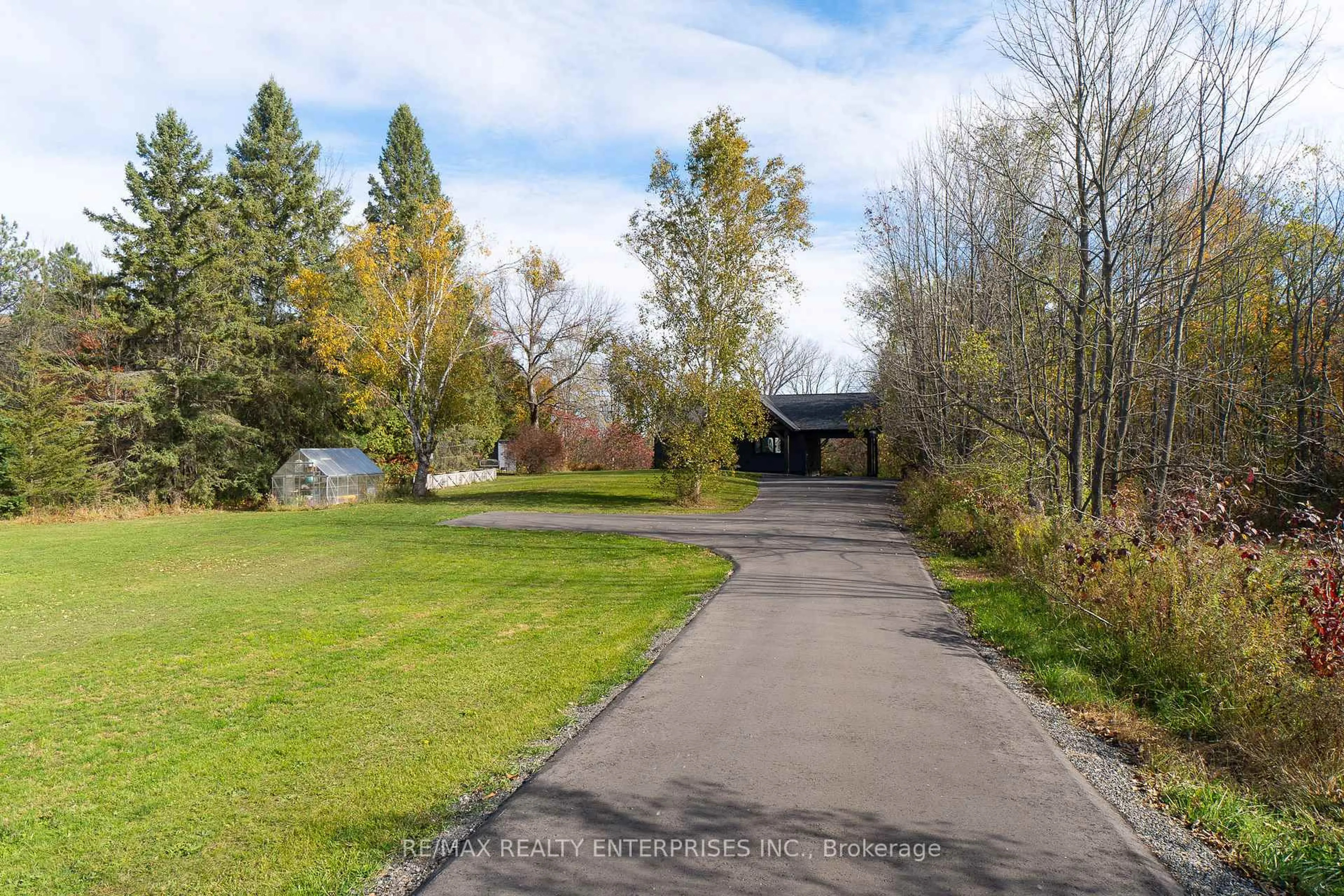 A pic from outside/outdoor area/front of a property/back of a property/a pic from drone, street for 2035 Quarry Rd, Severn Ontario L0K 1E0