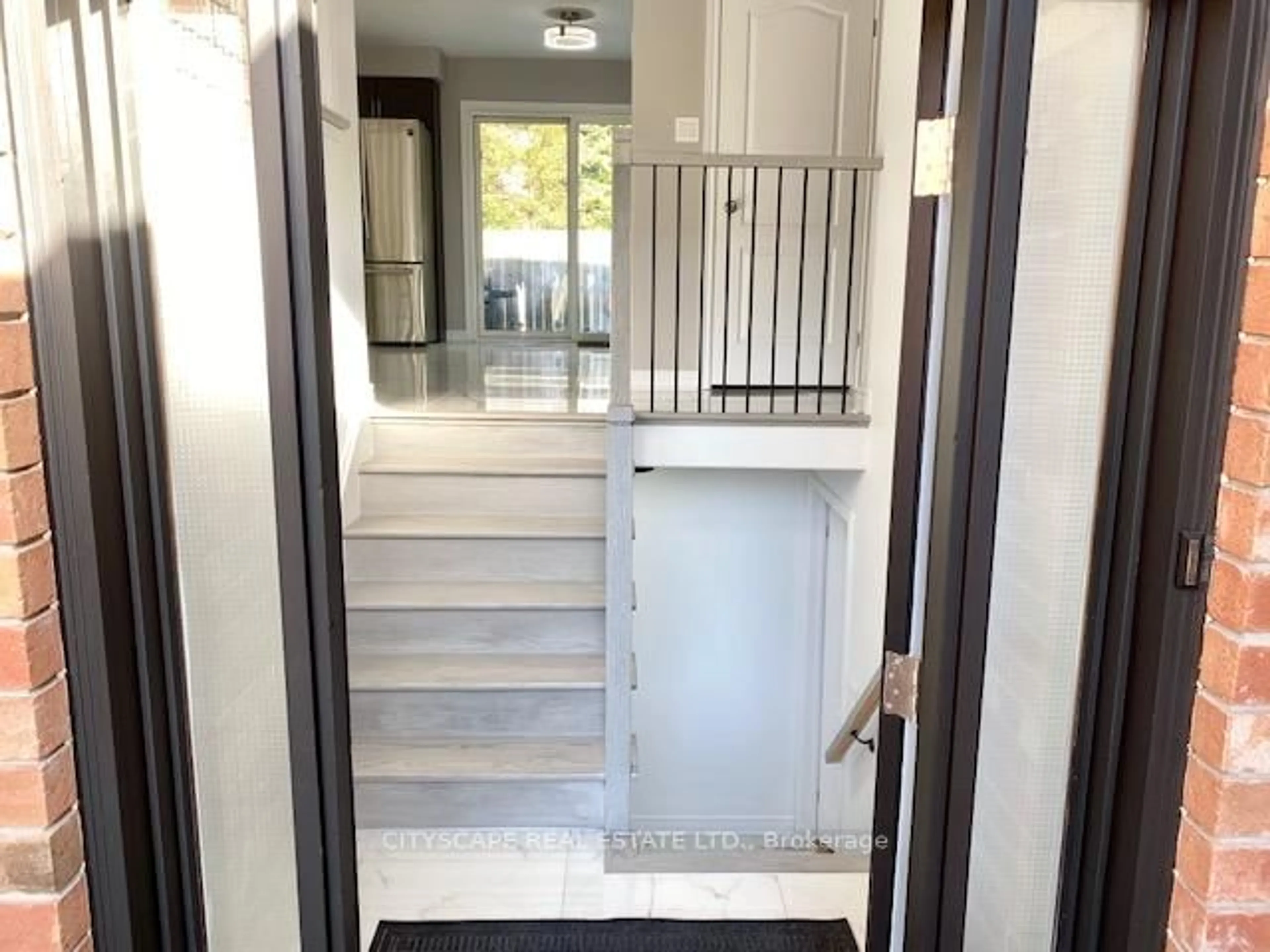 Indoor entryway for 169 Cumming Dr, Barrie Ontario L4N 0C8