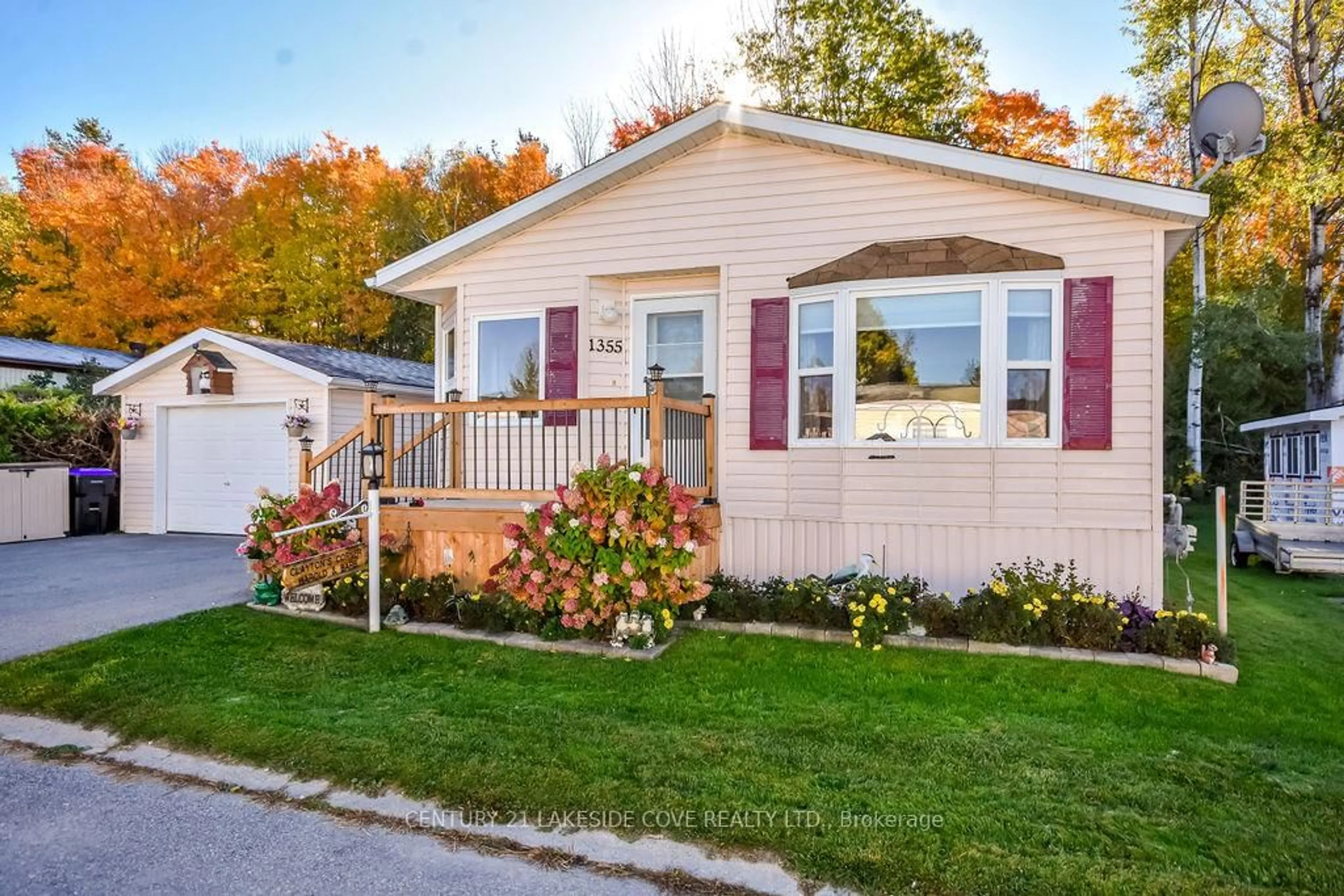 Home with vinyl exterior material, street for 1355 Hilltop Rd, Severn Ontario L3V 0V7